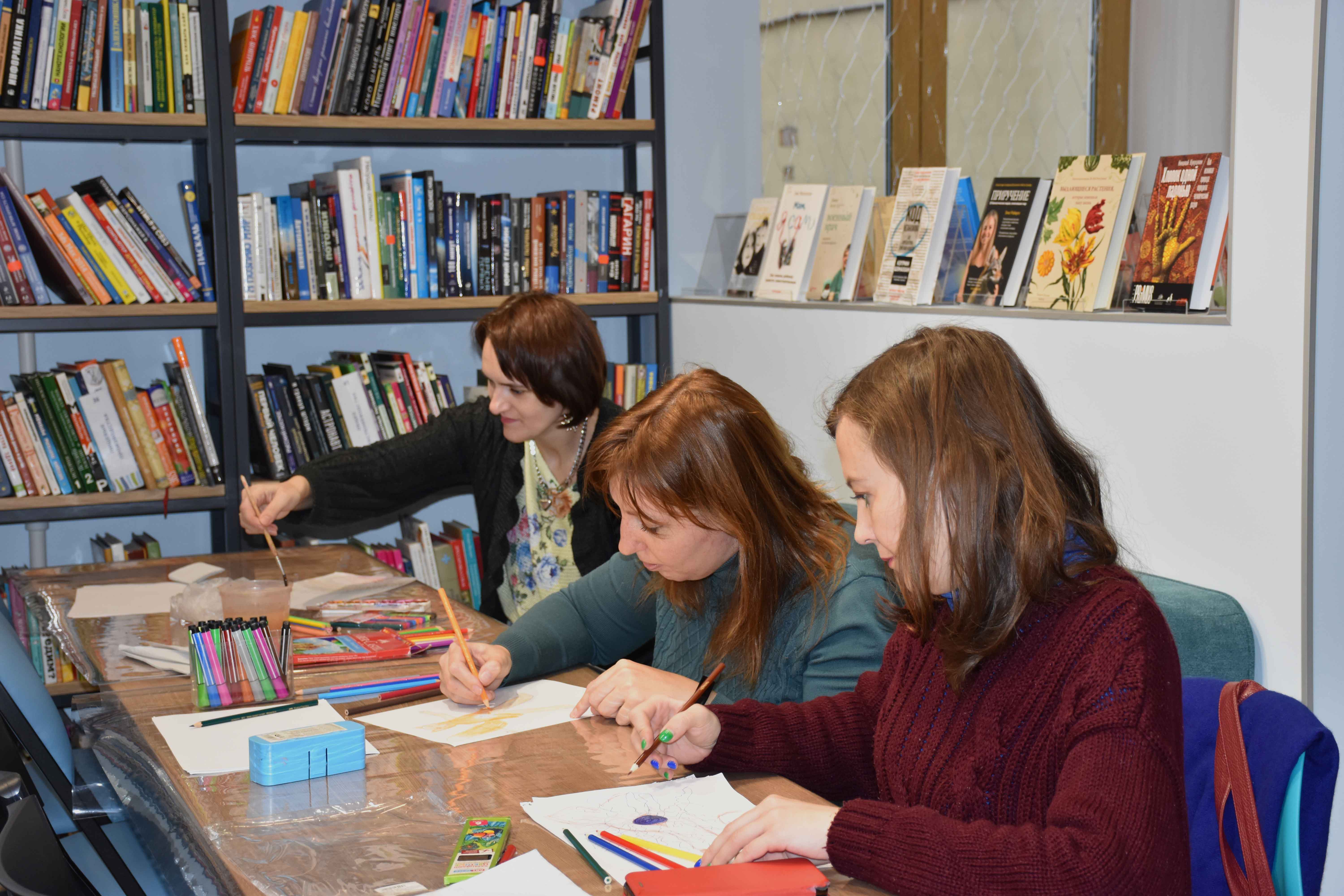 Занятия арт-терапией в Библиотеке на Карповке