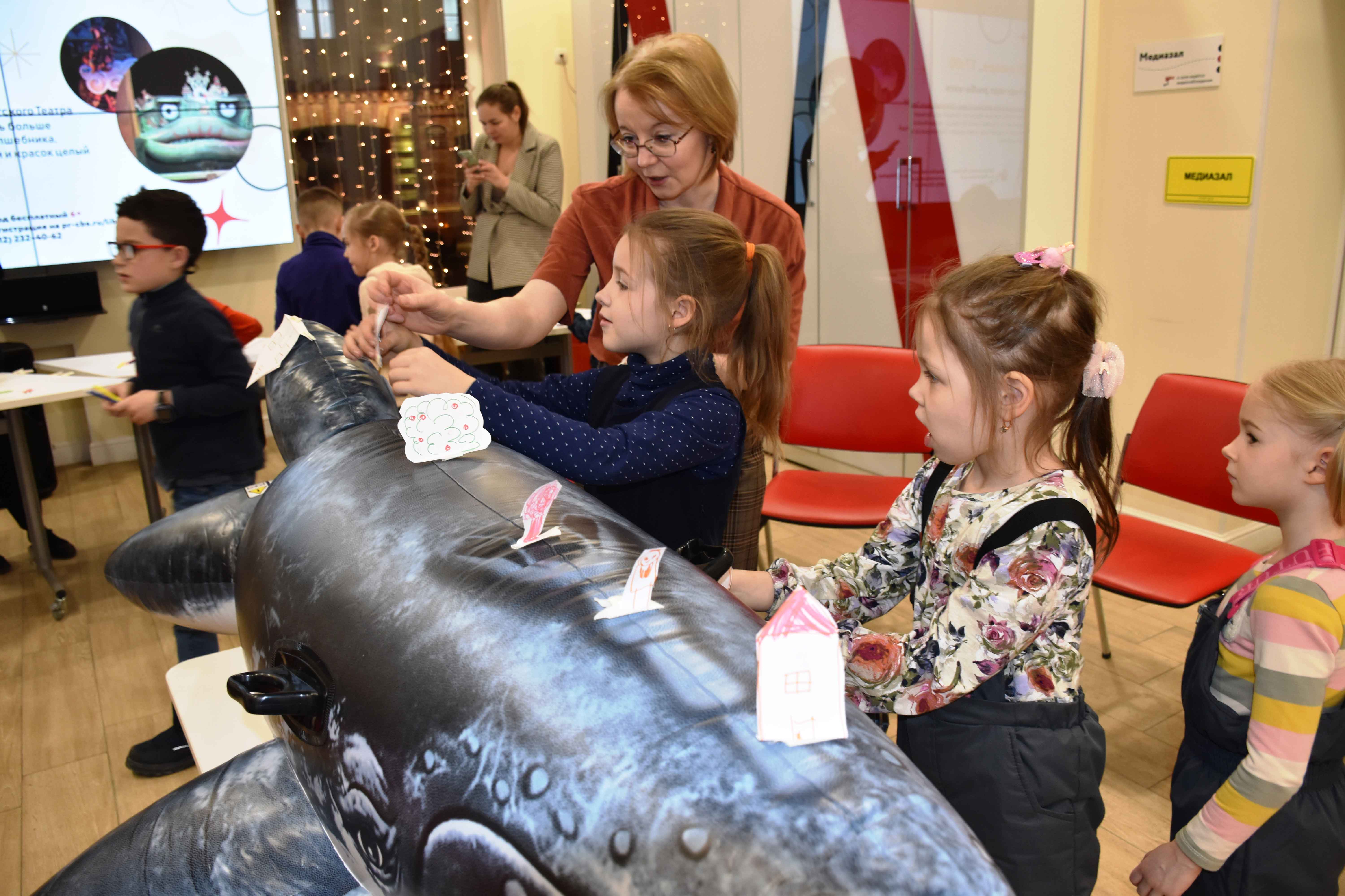 Постер для новости &laquo;В Библиотеке имени В.И. Ленина построили деревню на спине кита&raquo;