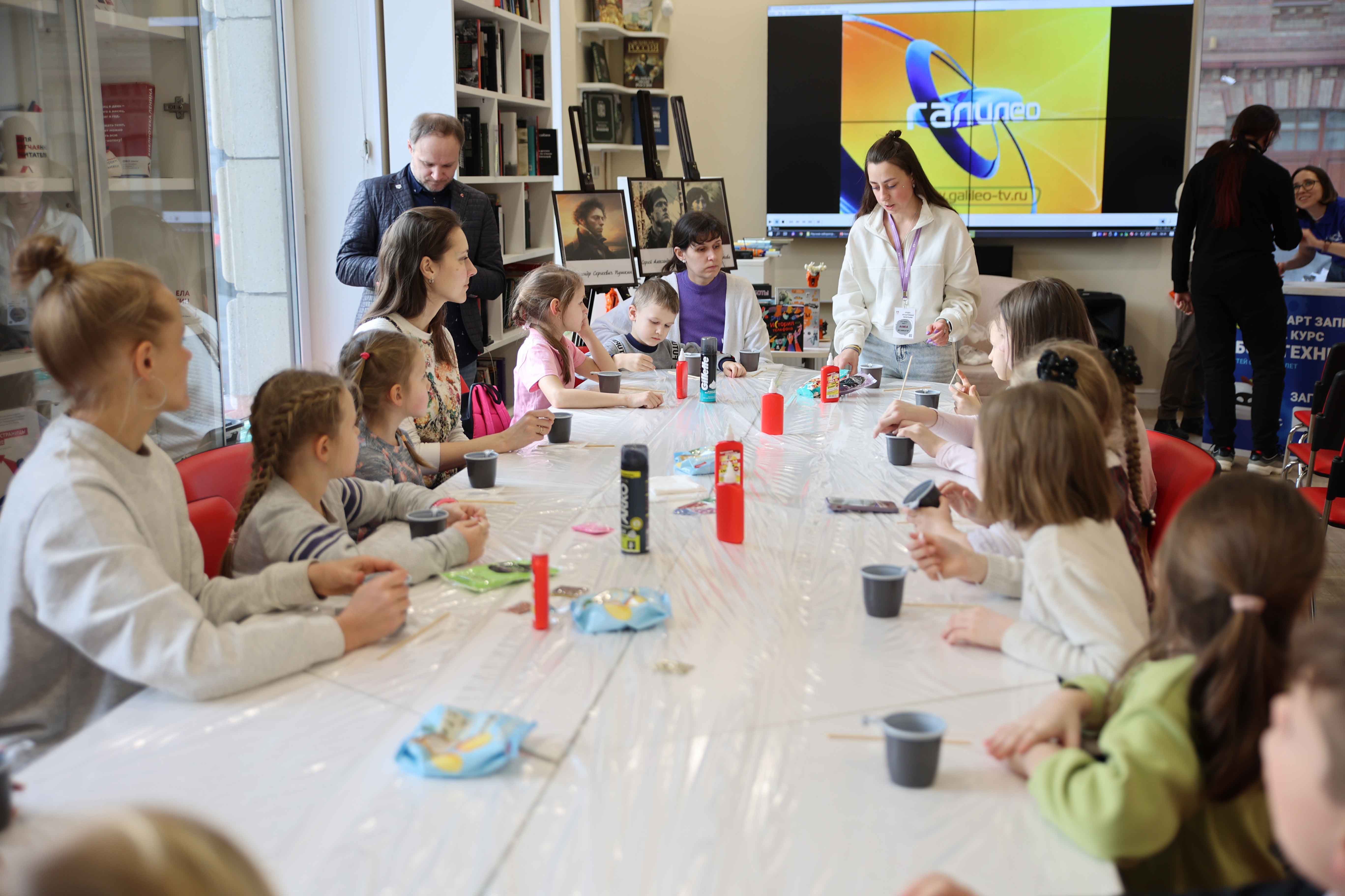 Постер для новости «Научная лаборатория «Научно, но не скучно», посвященная Дню российской науки»