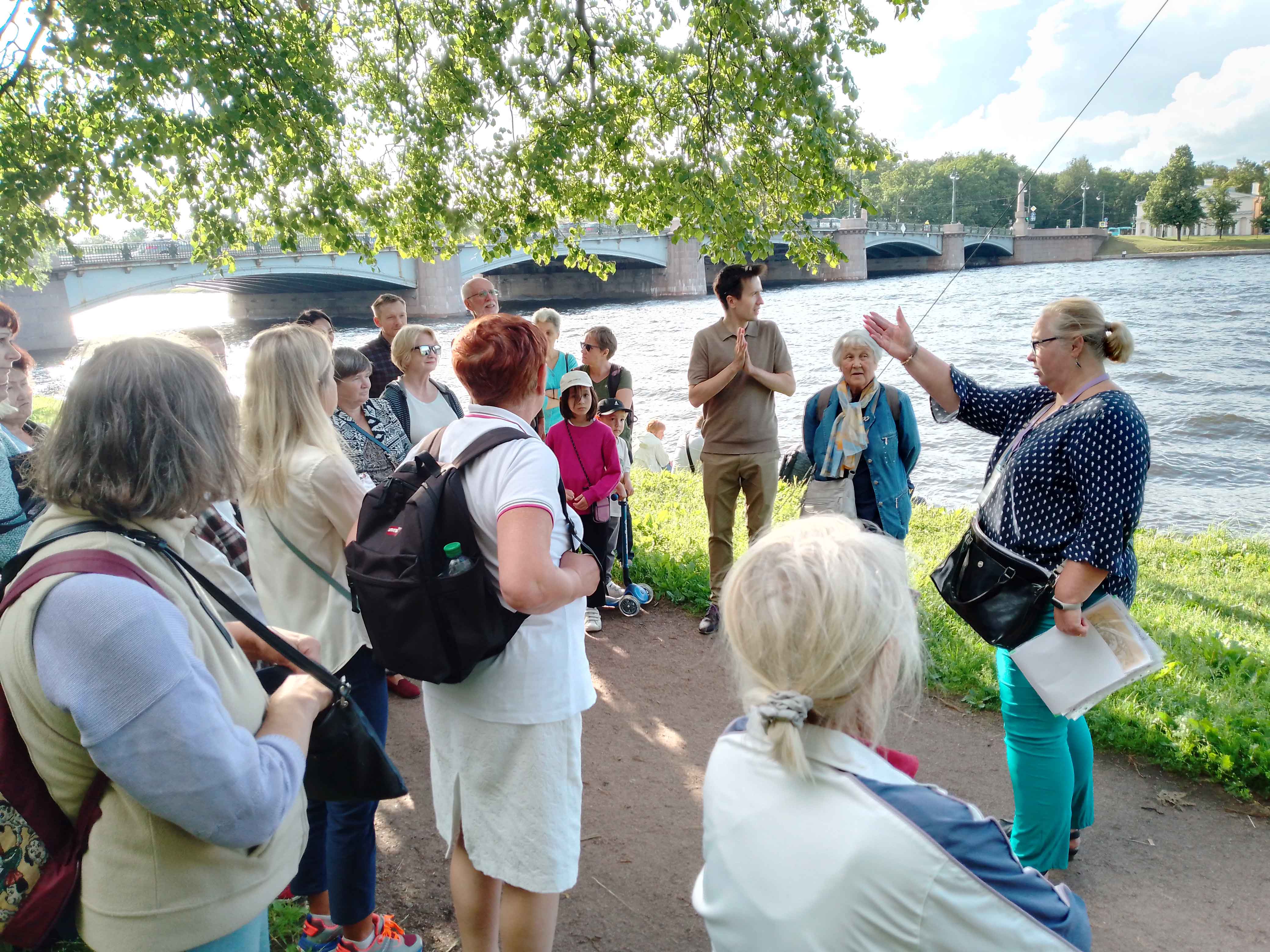 Постер для новости &laquo;Познавательная прогулка «Летние зарисовки в Лопухинском саду»&raquo;
