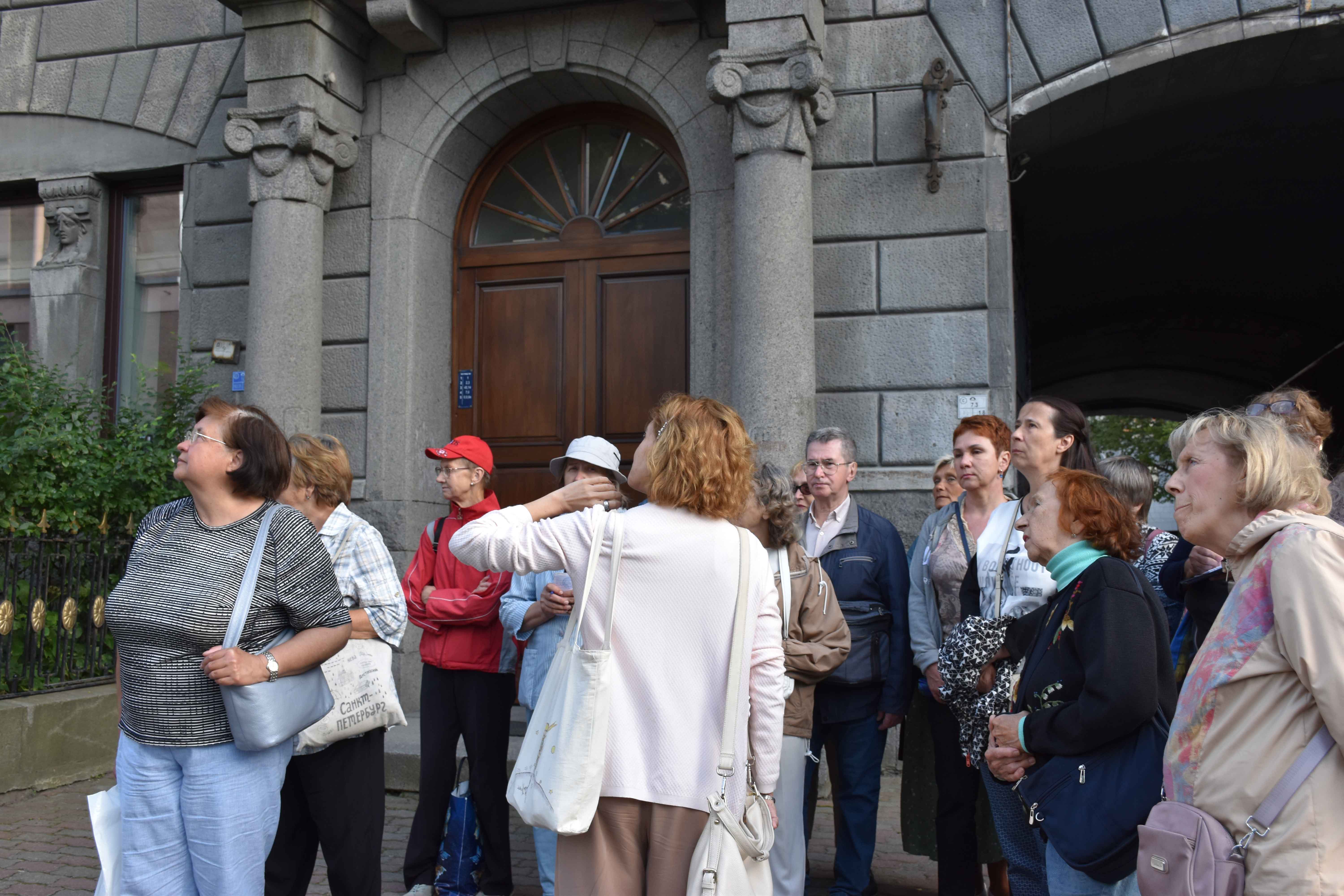 Постер для новости &laquo;Августовские прогулки по Аптекарскому острову&raquo;