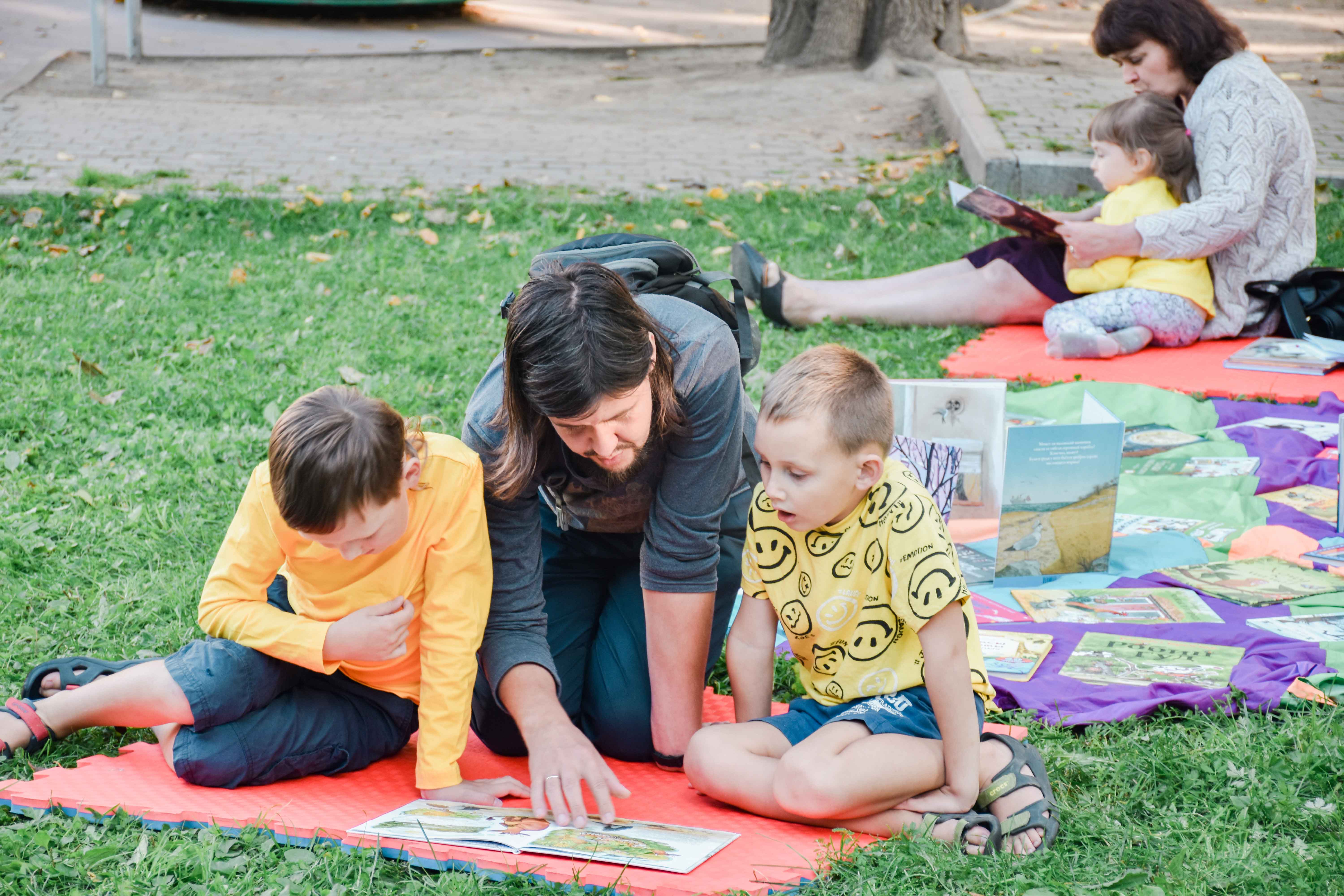 Постер для новости &laquo;Семейный фестиваль грамотности в сквере Андрея Петрова&raquo;