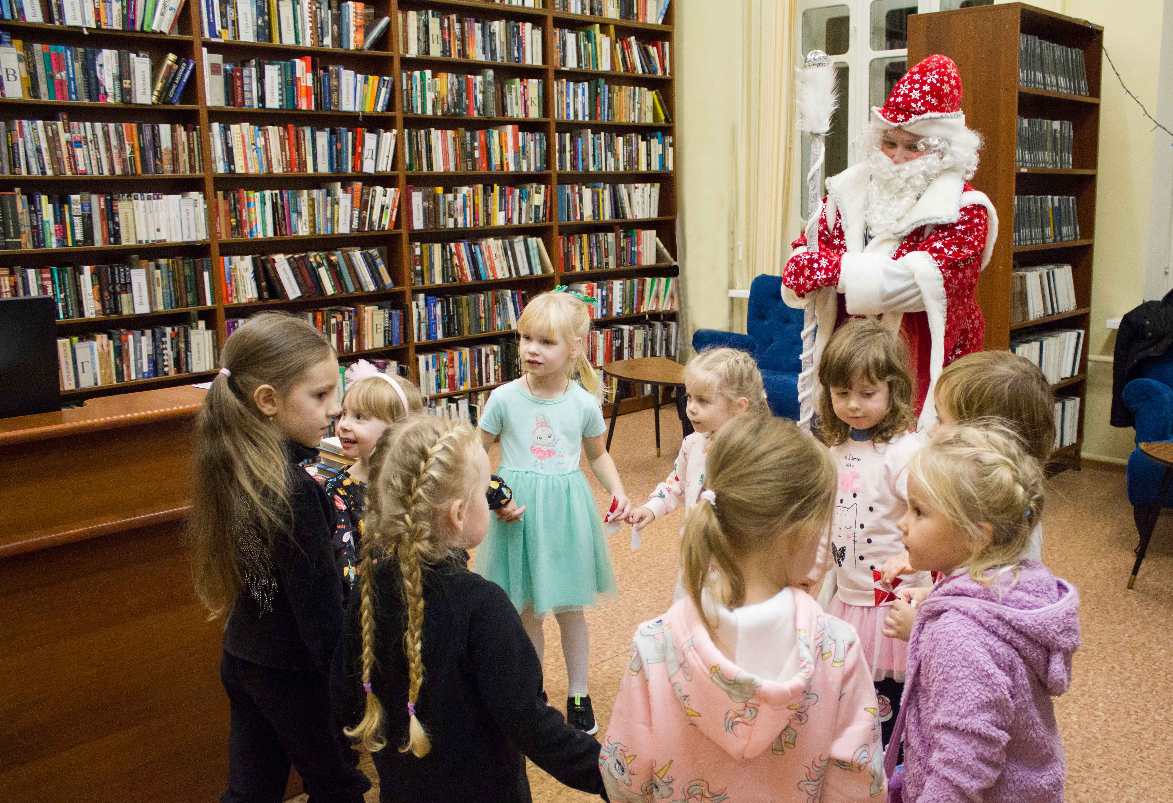 Постер для новости &laquo;В библиотеке отметили День Рождения Деда Мороза&raquo;