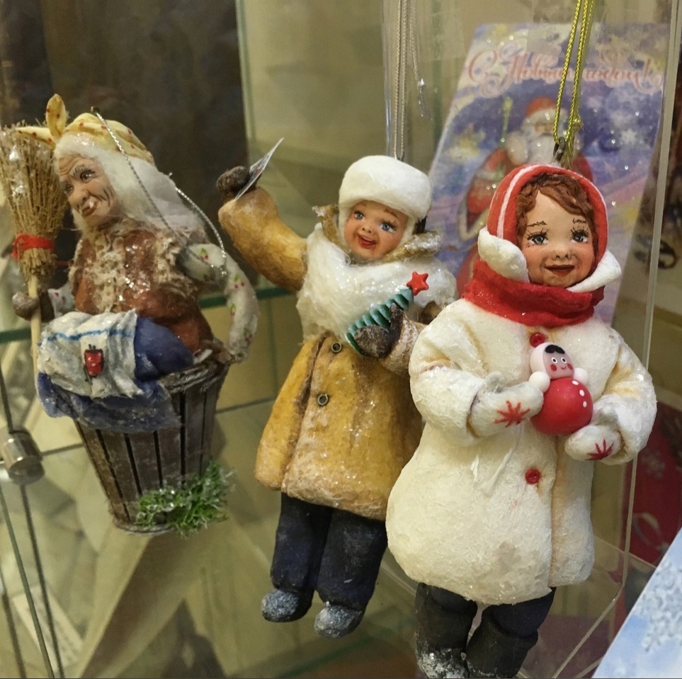 В Юношеской библиотеке имени А.П. Гайдара открылась выставка ватных ёлочных игрушек