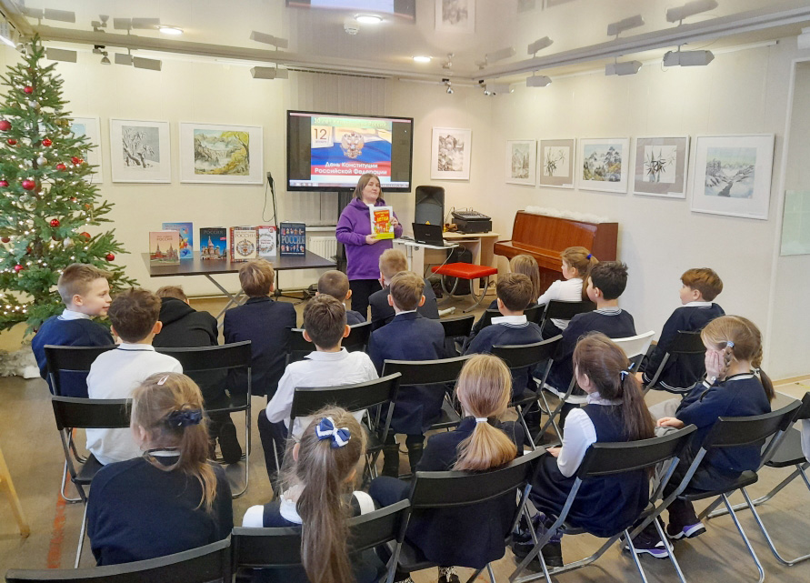 Постер для новости &laquo;День Конституции в библиотеке Кировских островов&raquo;