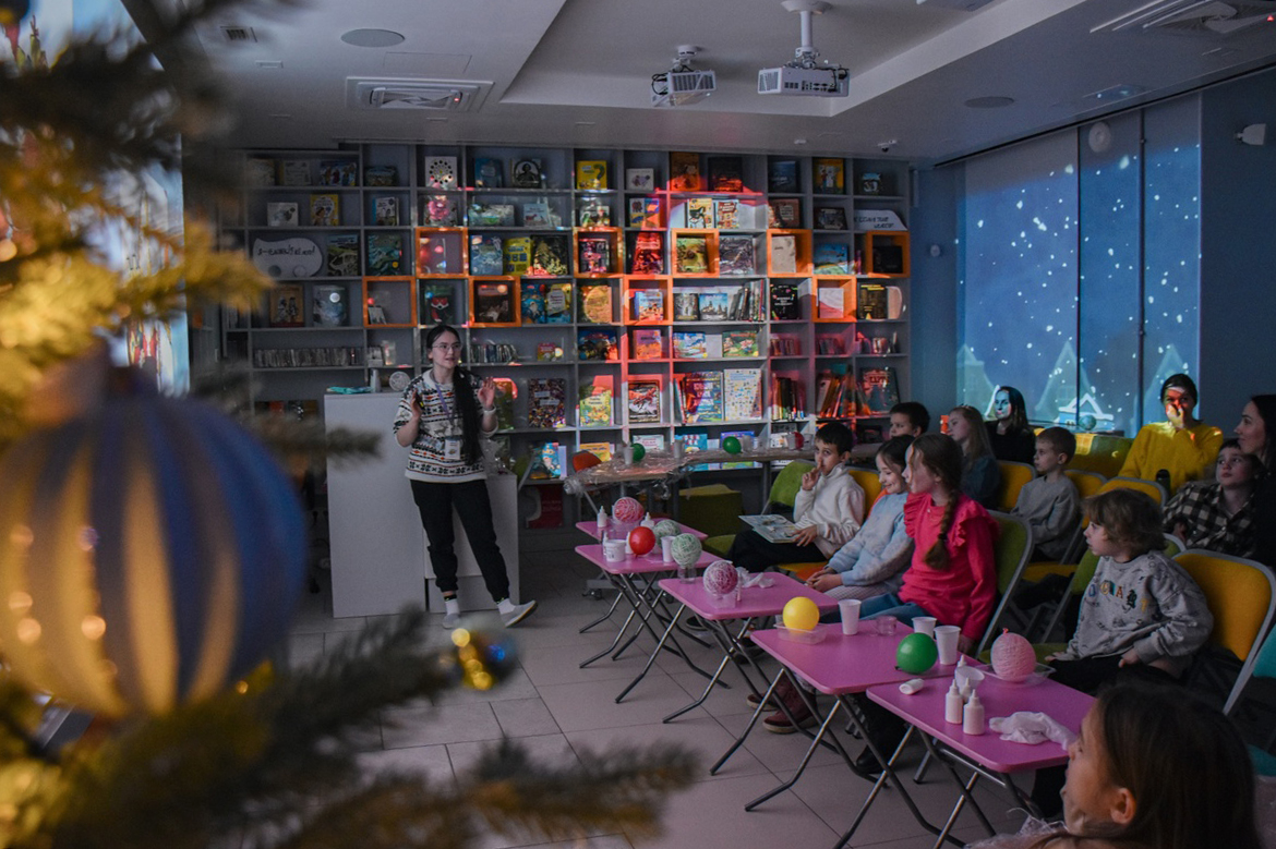 Постер для новости &laquo;В Библиотеке книжных героев изучили новогодний путеводитель&raquo;