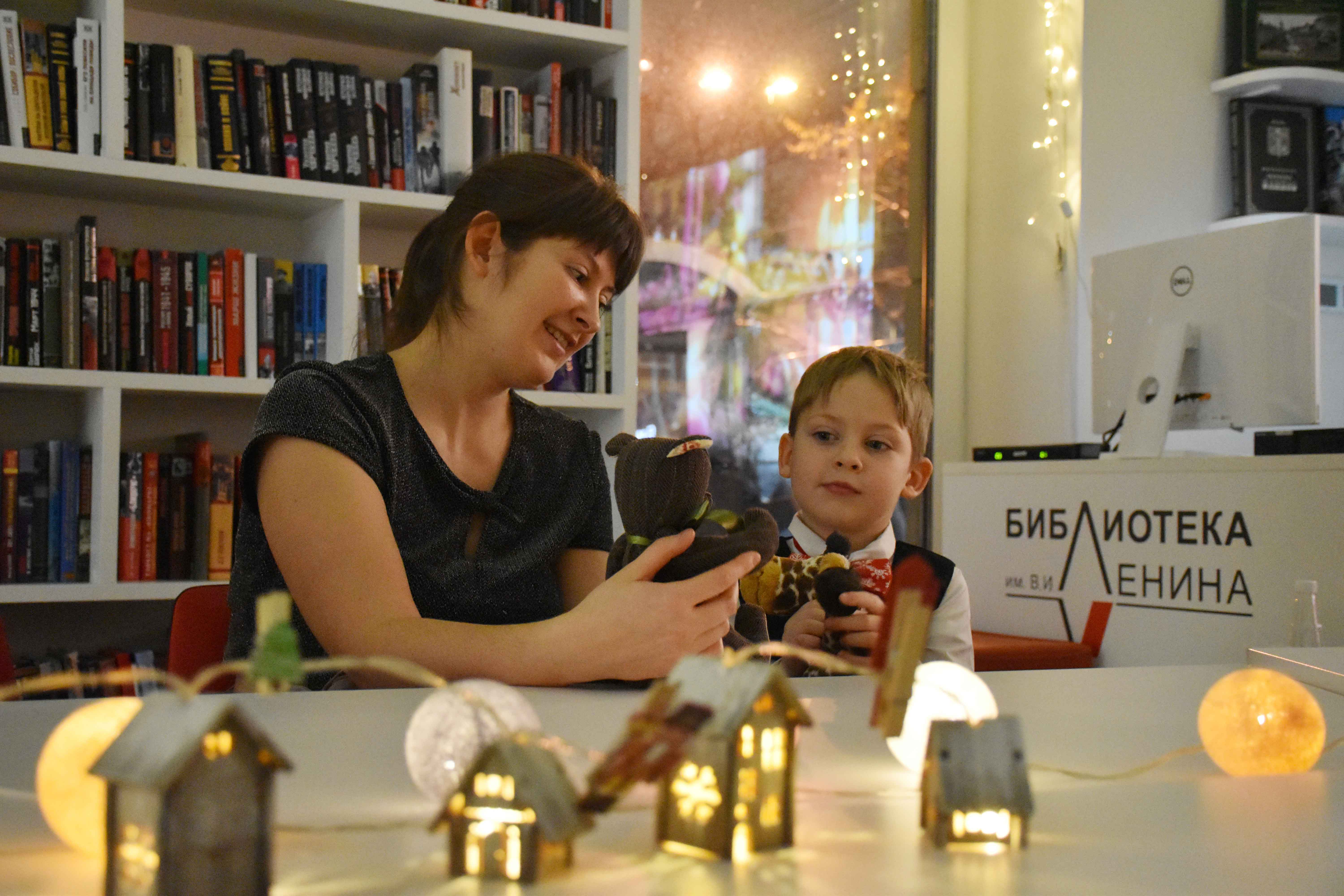 Постер для новости «В библиотеке имени Ленина состоялось новогоднее кукольное чаепитие»