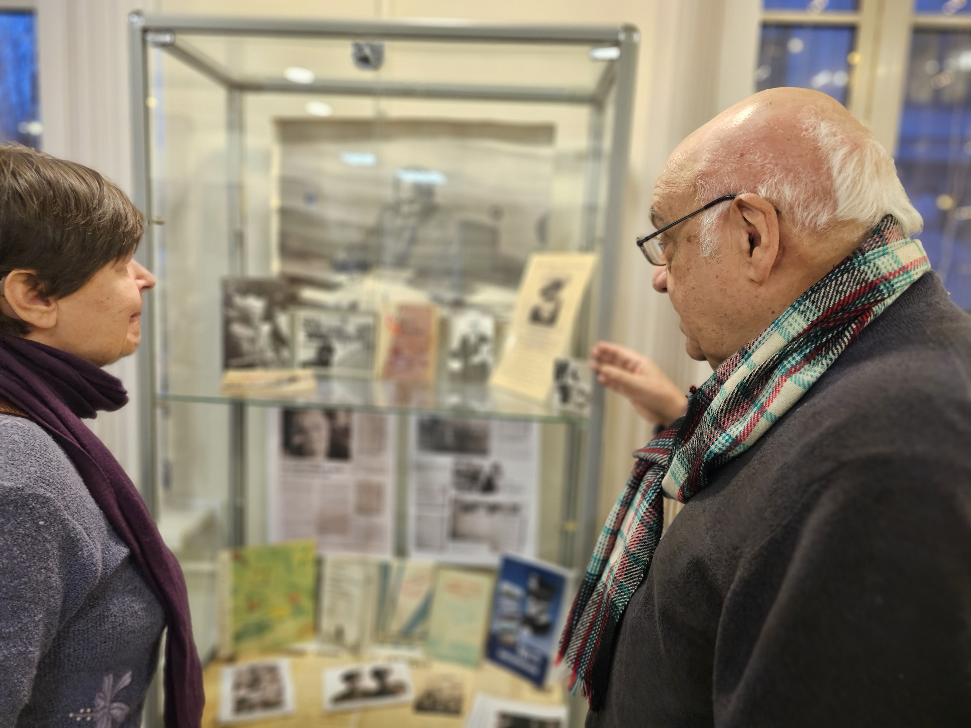 Постер для новости &laquo;Сын блокадного журналиста Матвея Фролова рассказал о документальной выставке в Библиотеке Кировских островов&raquo;