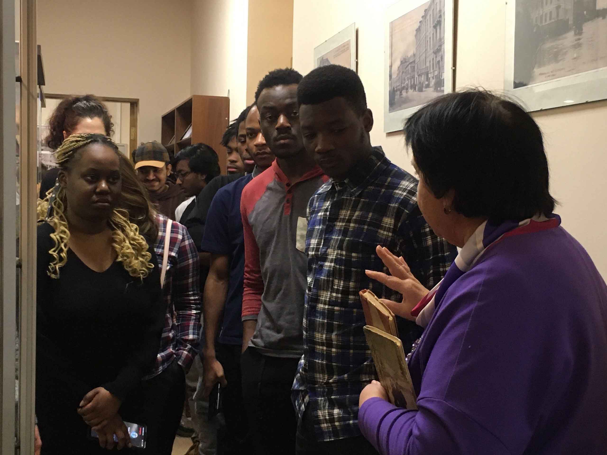 Постер для новости «Иностранные студенты побывали на экскурсии в Юношеской библиотеке имени А.П. Гайдара»