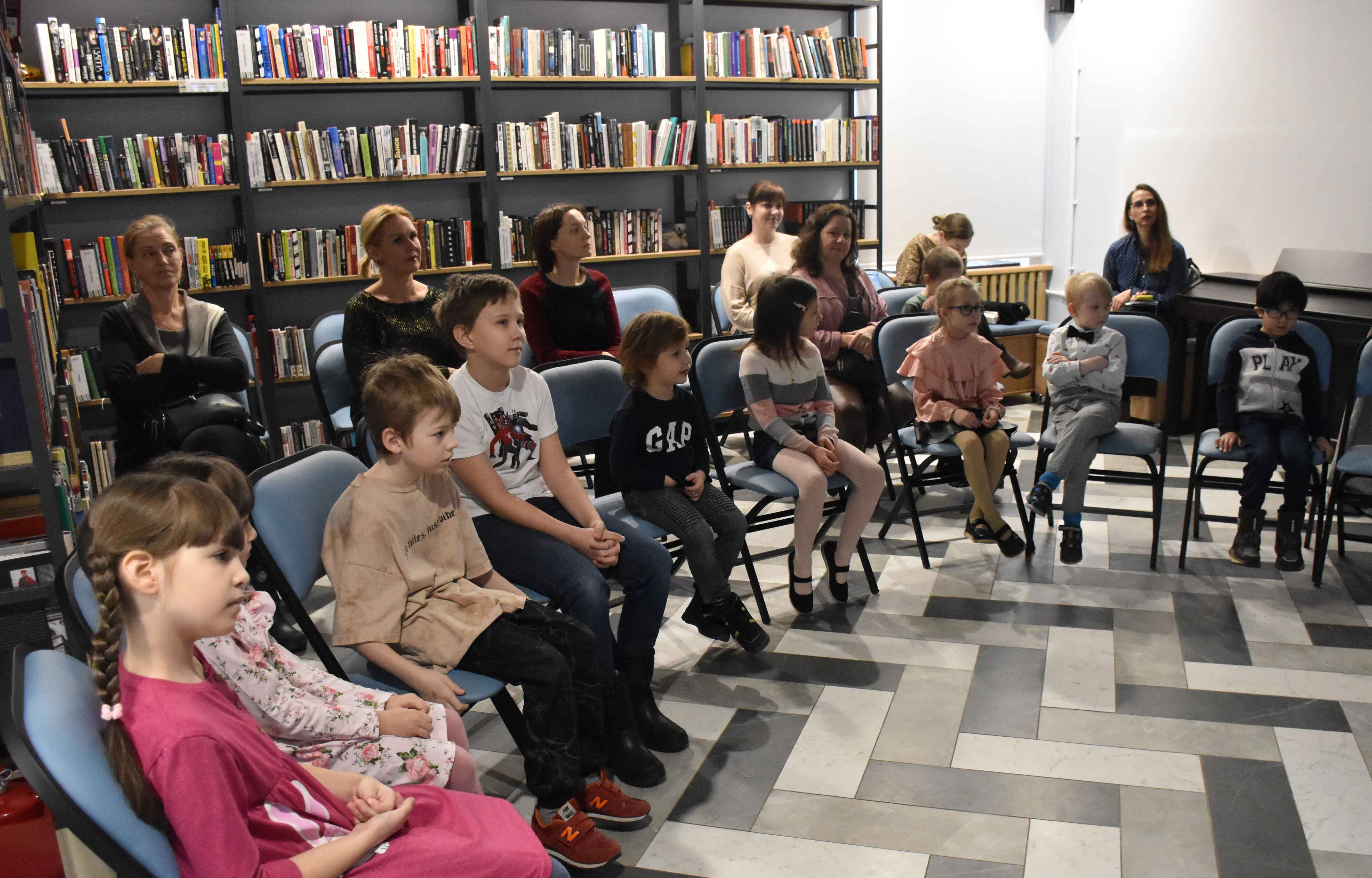 Постер для новости «В Библиотеке на Карповке читали по ролям басни Крылова»