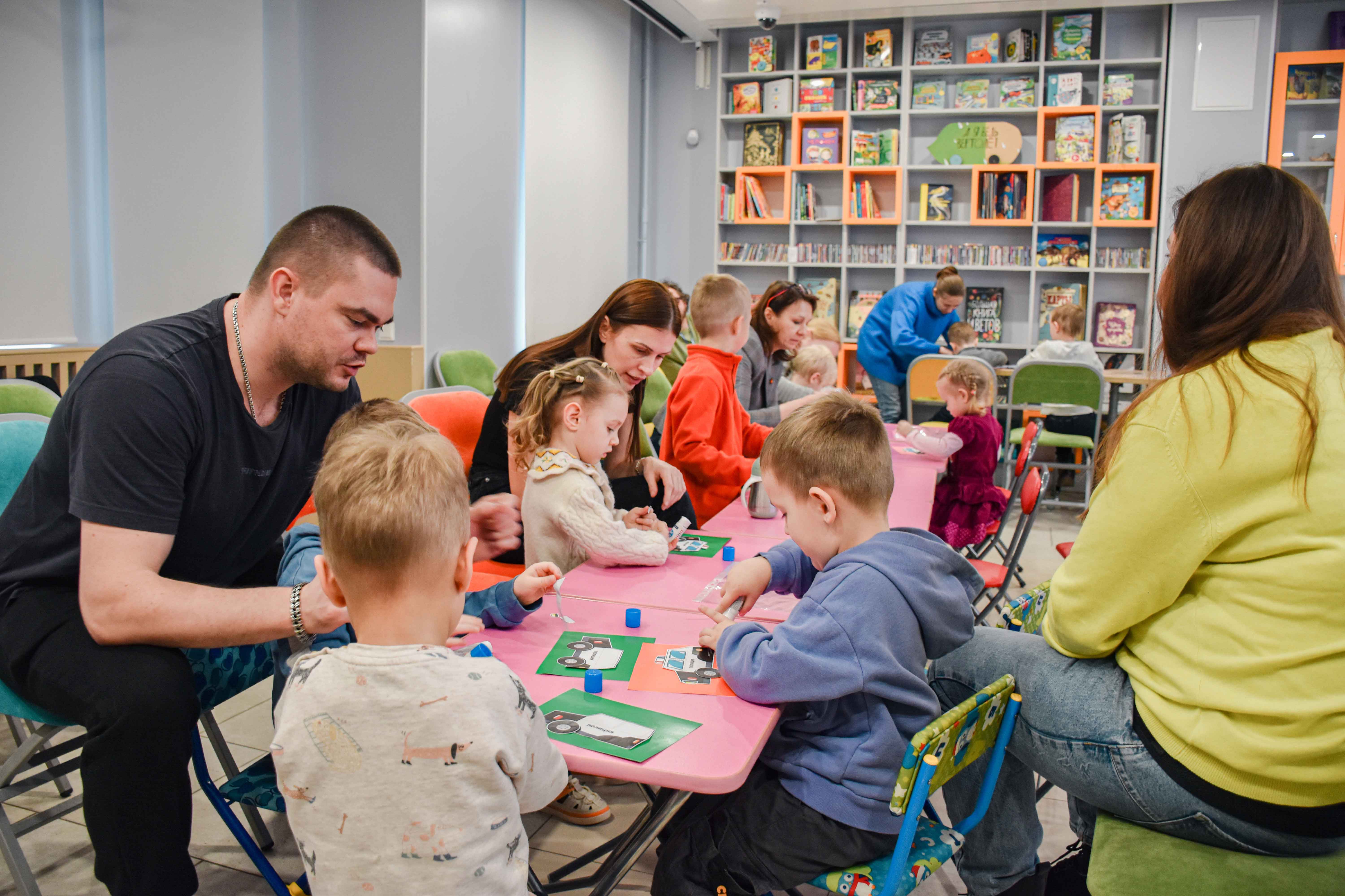 Постер для новости &laquo;В Библиотеке книжных героев читали книгу про машинки&raquo;