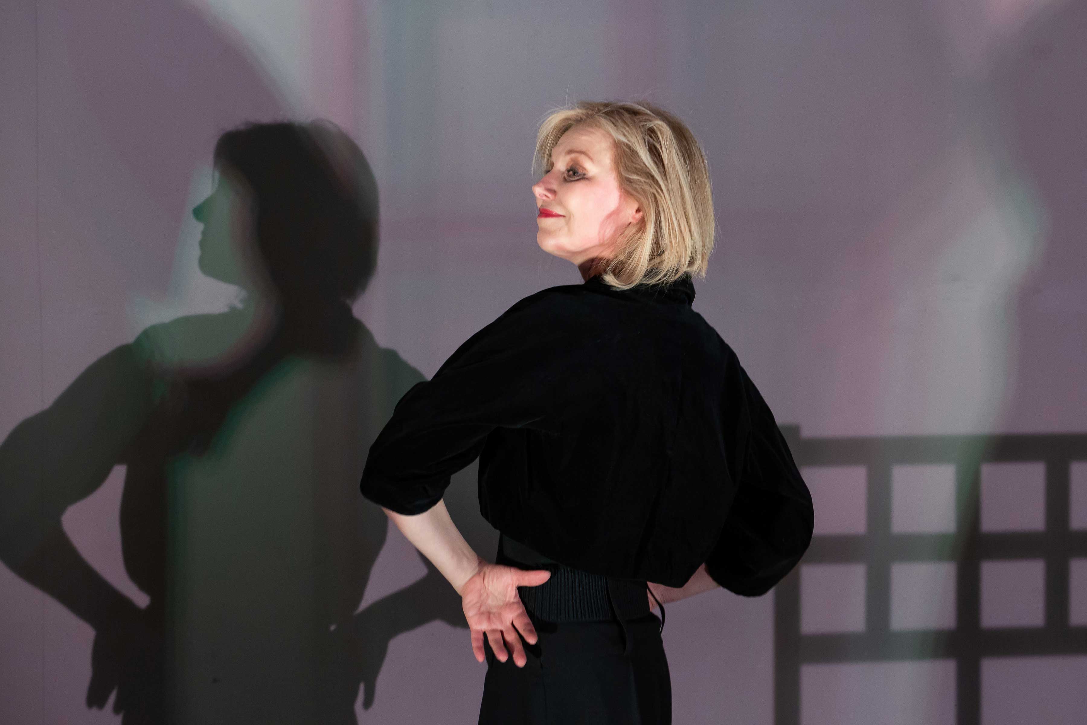 Постер для новости &laquo;Режиссер поставила в библиотеке спектакль на сорок персонажей для одного актёра&raquo;