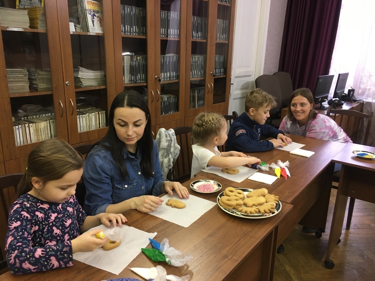 Постер для новости &laquo;В Юношеской библиотеке имени А. Гайдара расписывали весенние пряники&raquo;