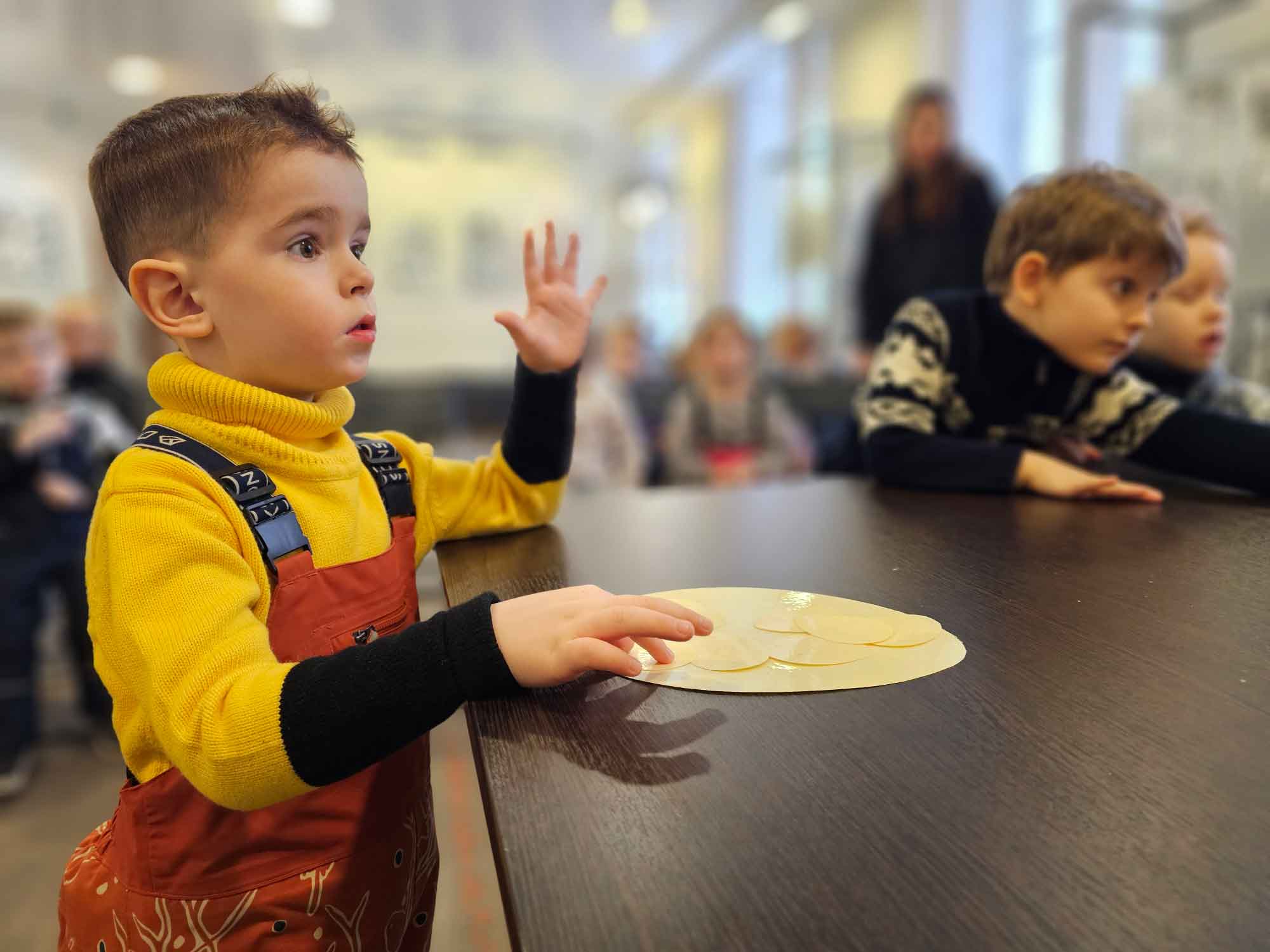 Постер для новости &laquo;В Библиотеке Кировских островов дети показали, как они помогают мамам&raquo;