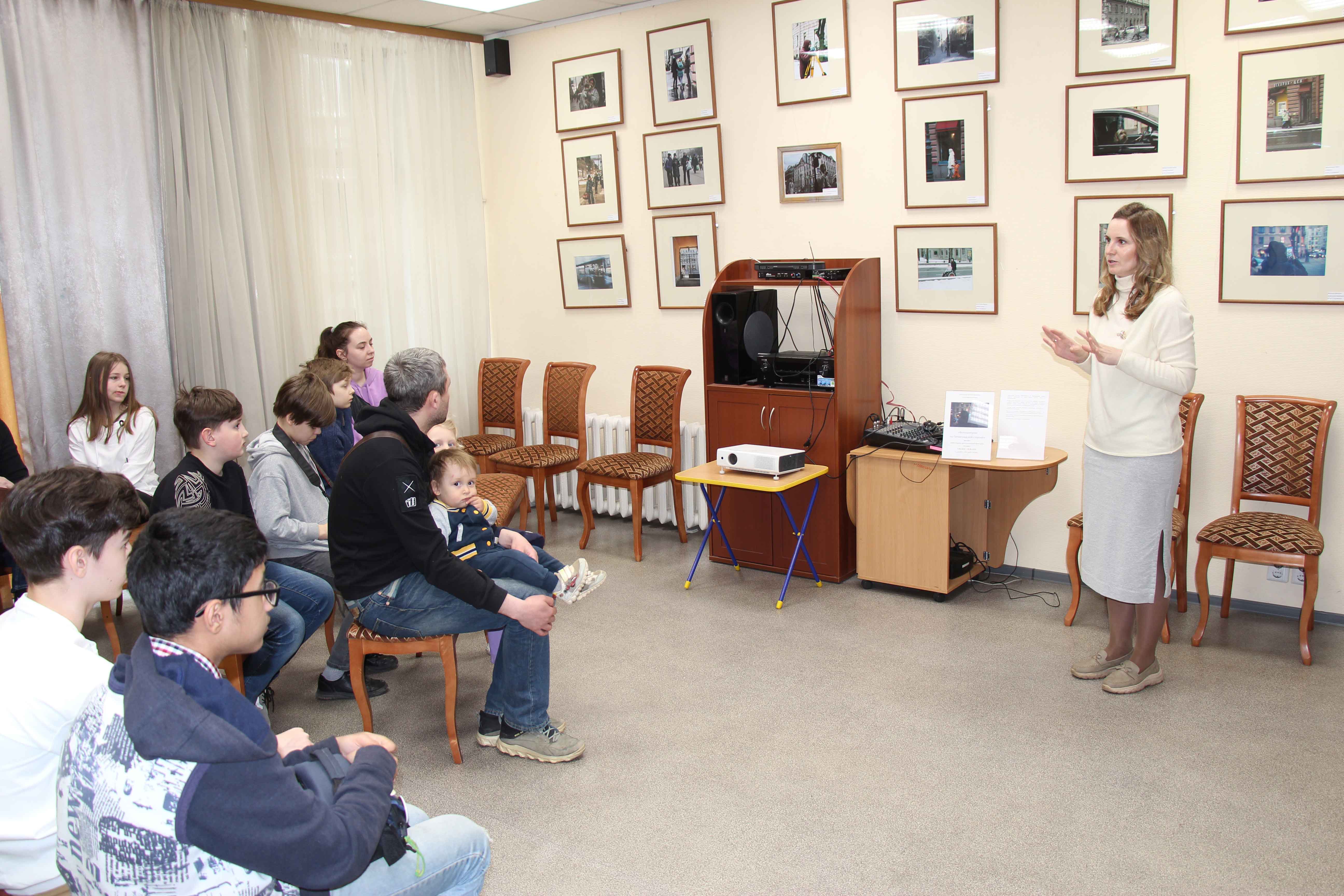 Постер для новости &laquo;Дети-фотографы представили своё видение Петроградского района&raquo;