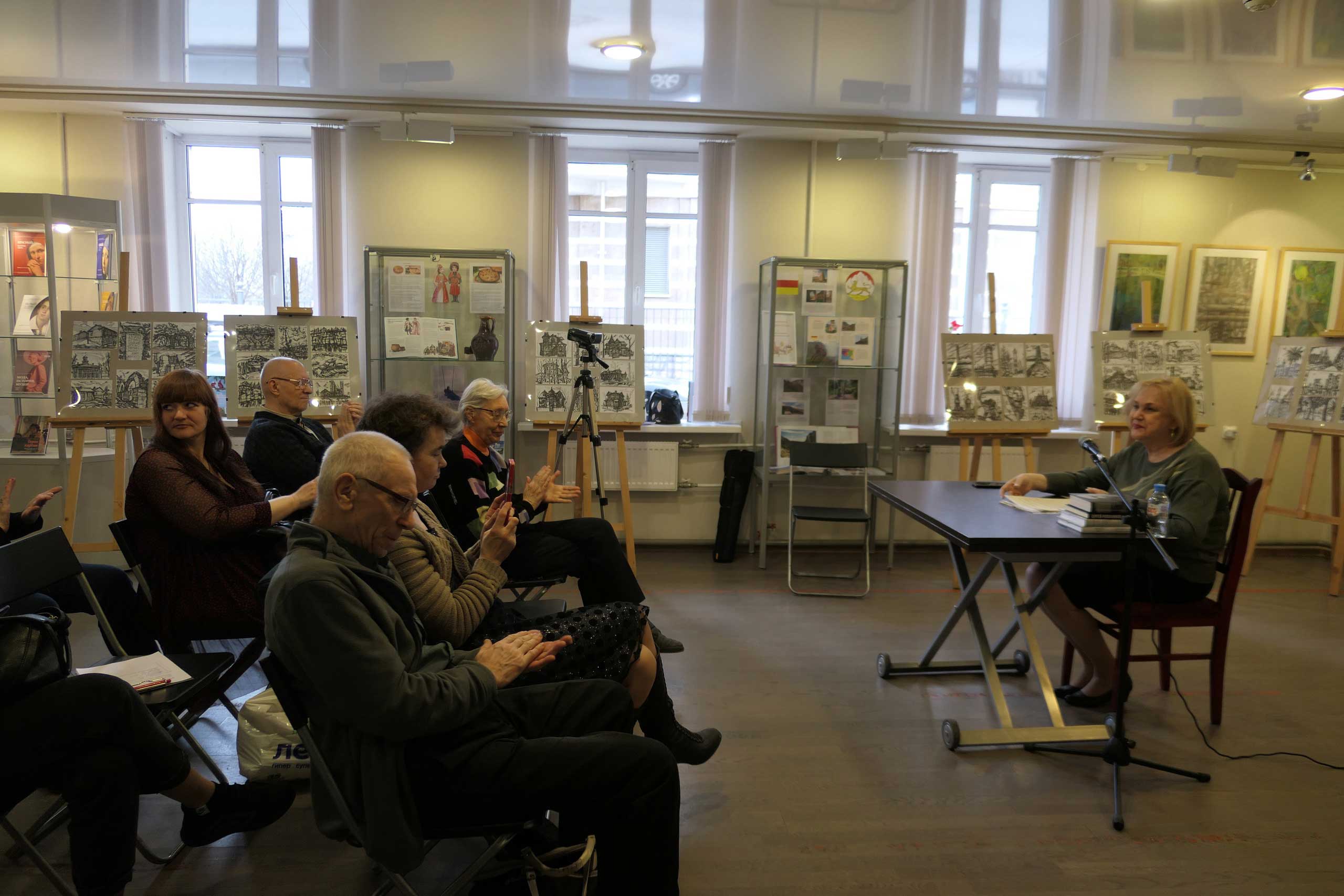 Постер для новости «В библиотеке Кировских островов звучало авторское чтение прозы»