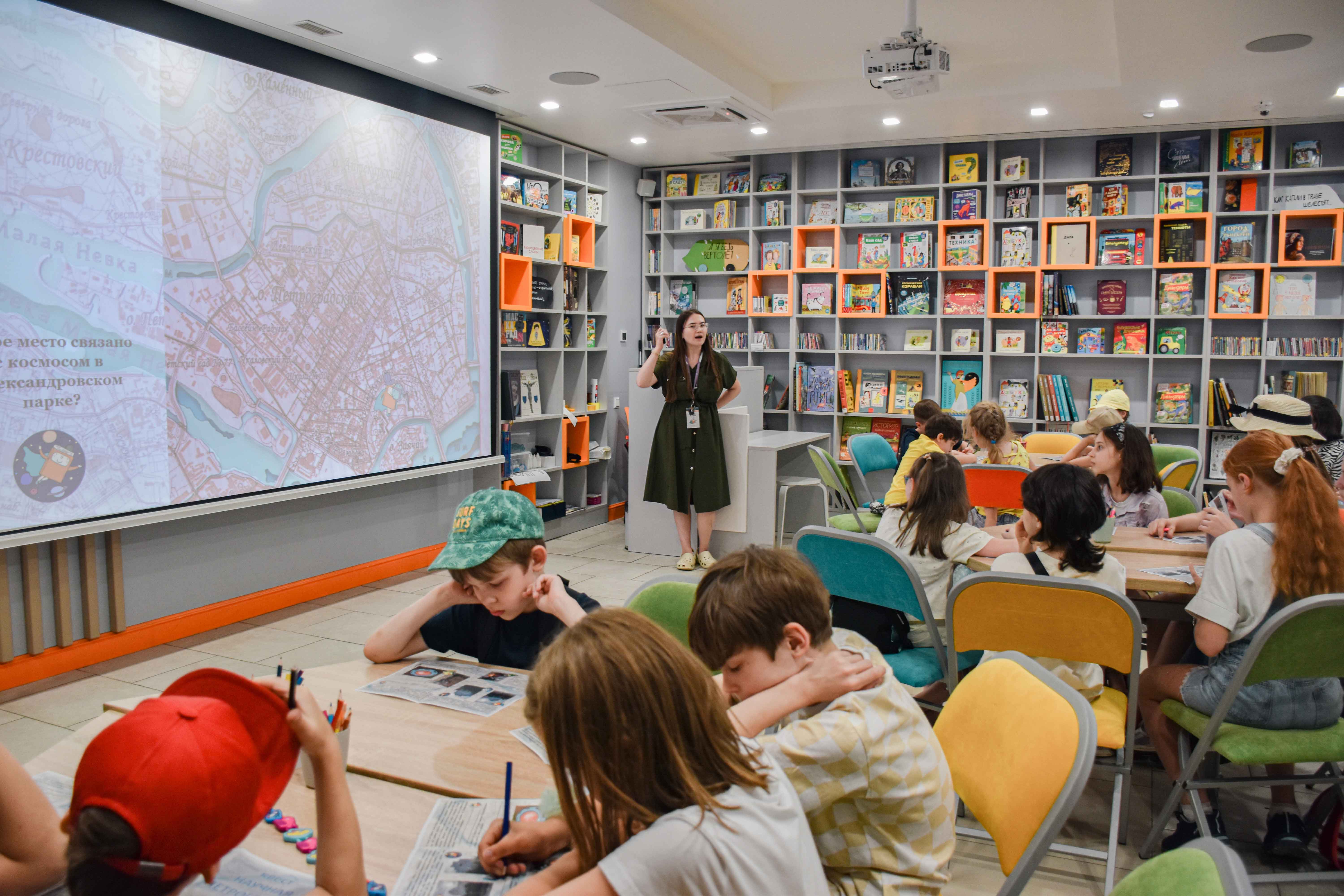 Постер для новости «В Лаборатории книжного героя изучили научные локации Петроградского района»