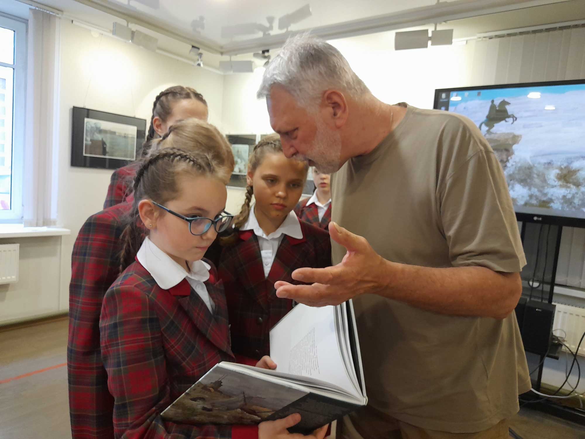 Постер для новости &laquo;В Библиотеке Кировских островов открылась выставка иллюстраций Михаила Бычков&raquo;