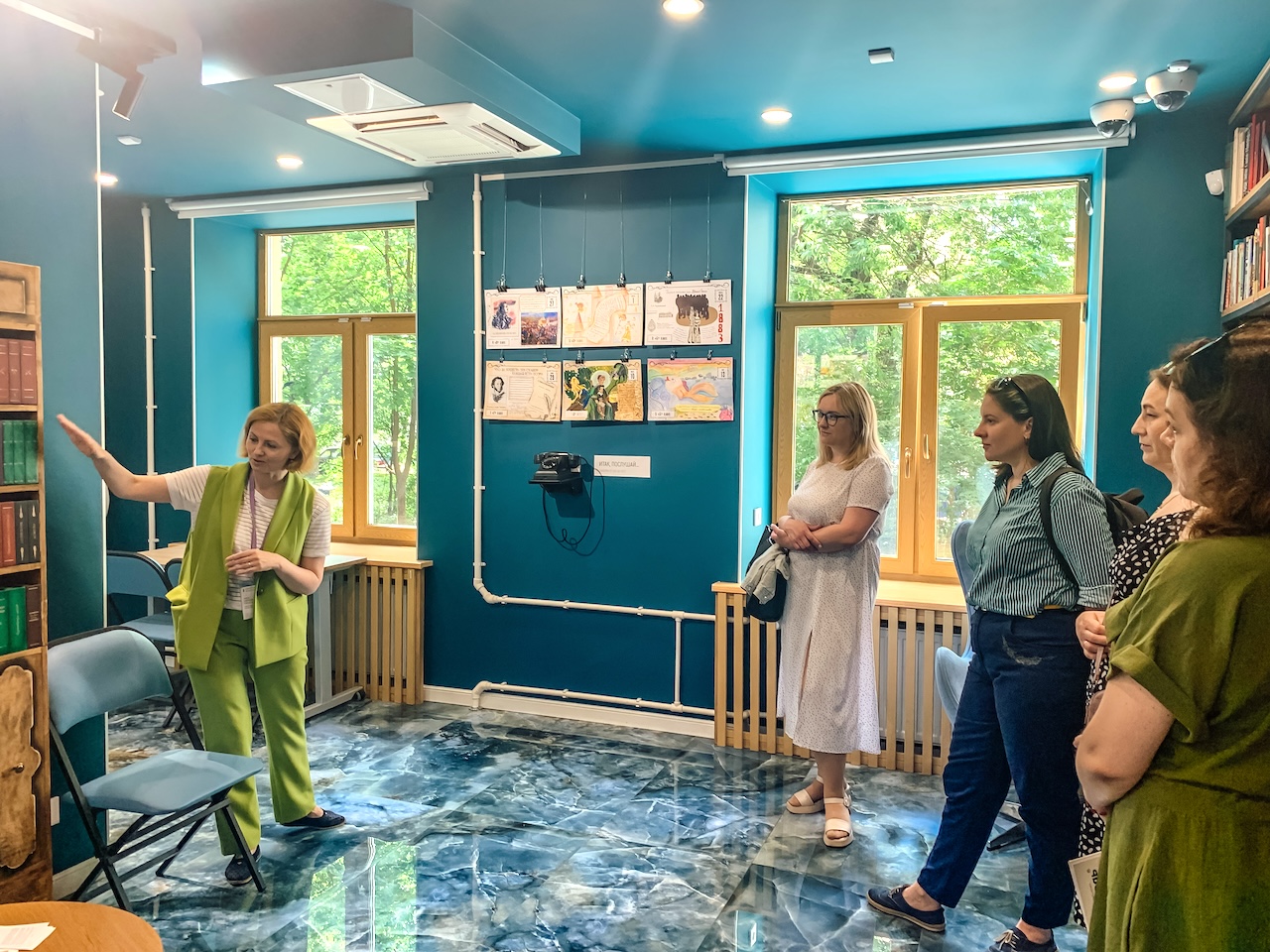 Постер для новости &laquo;Библиотеку на Карповке посетили коллеги из Выборгского района&raquo;