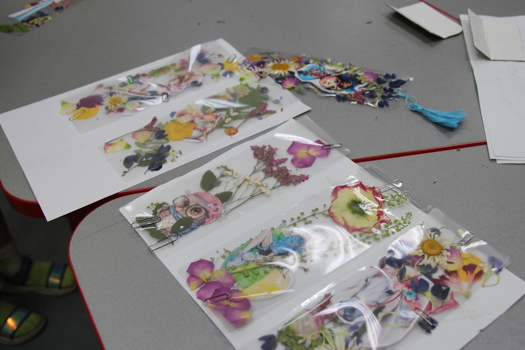 Постер для новости «В детской библиотеке читатели создают уникальные книжные закладки»