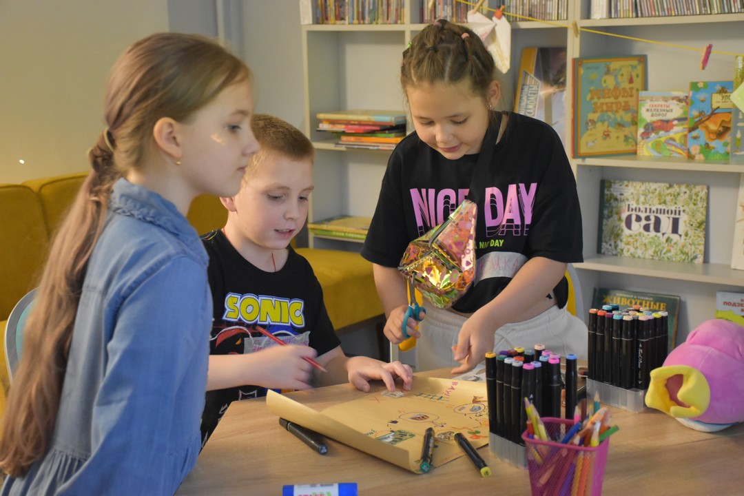 Постер для новости «В библиотеке книжных героев завершились летние смены городского инклюзивного лагеря 