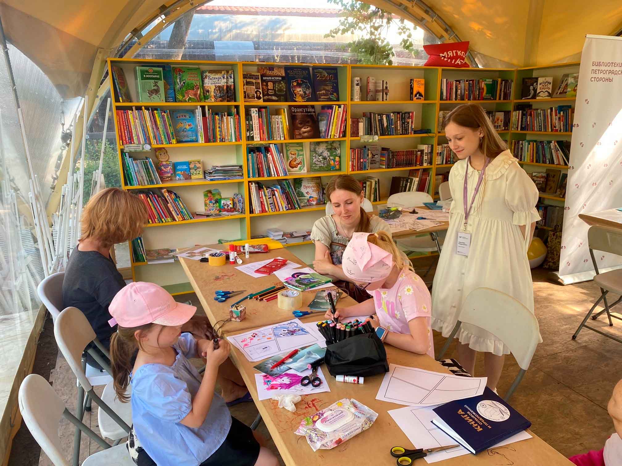 Постер для новости &laquo;Летний читальный зал в Зоопарке&raquo;