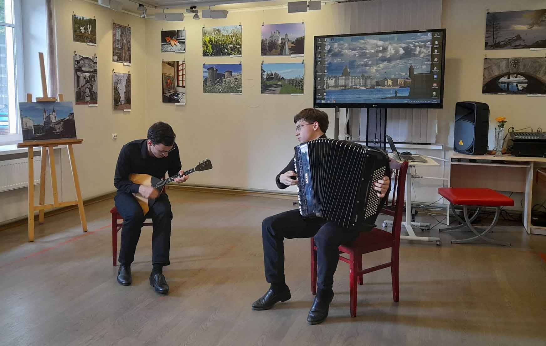 Постер для новости &laquo;Народные мотивы России звучали в библиотеке Кировских островов&raquo;