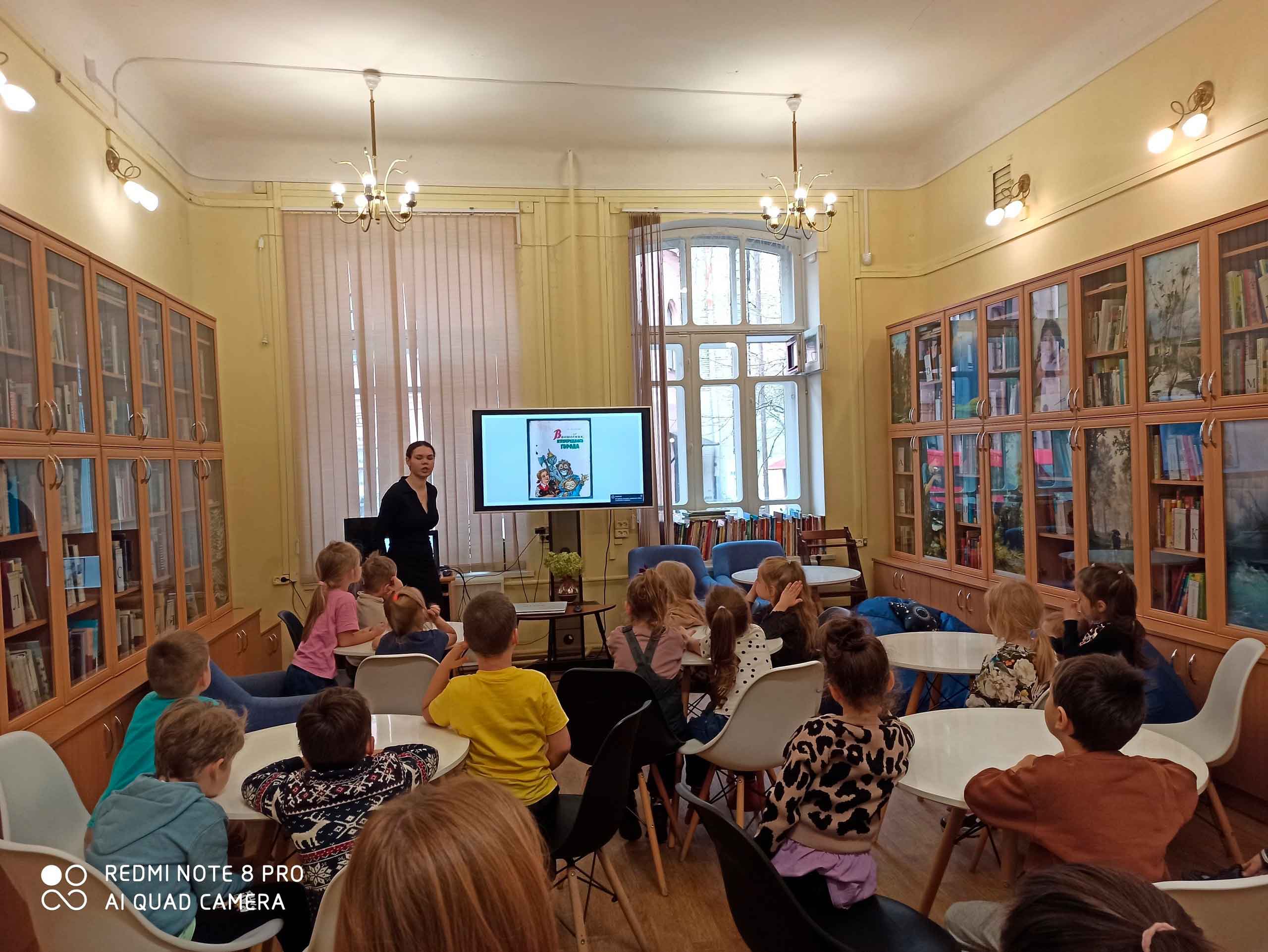 Постер для новости «Воспитанники детского сада познакомились с библиотекой»