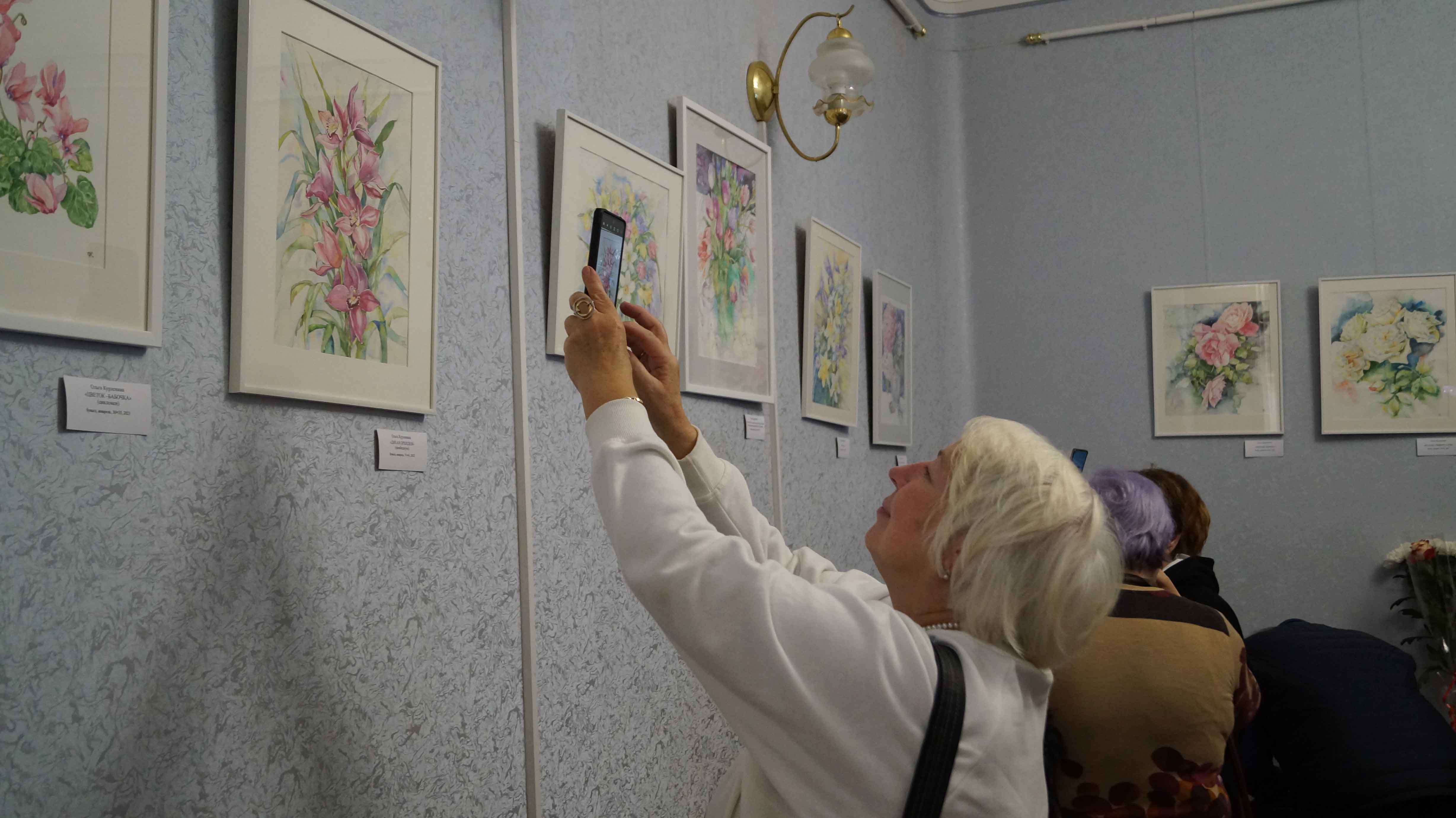 Постер для новости &laquo;Открытие выставки акварелей «Мир цветов»&raquo;