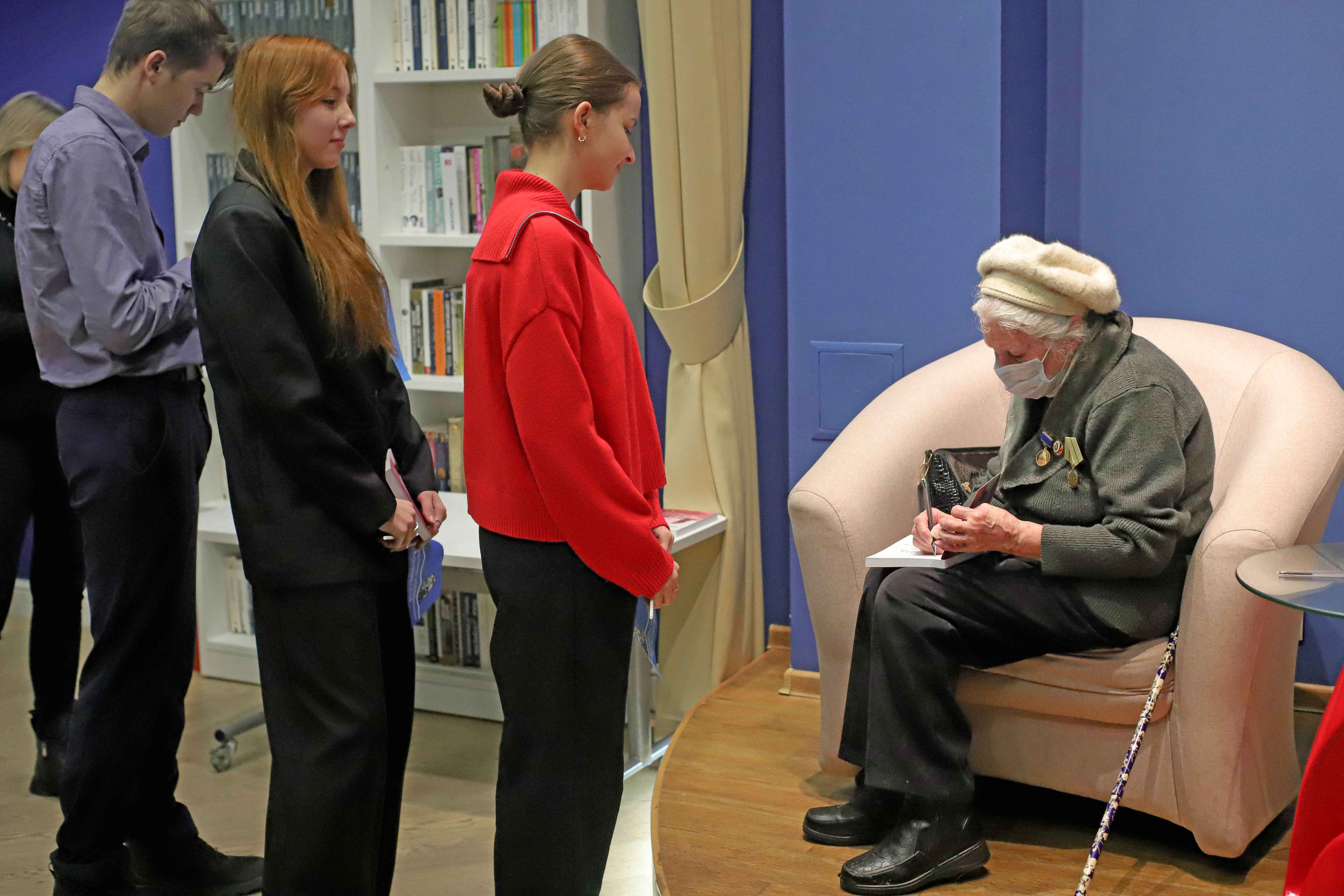 Постер для новости &laquo;Встреча с жительницей блокадного Ленинграда Соколовой Ниной Михайловной в библиотеке имени В.И. Ленина&raquo;