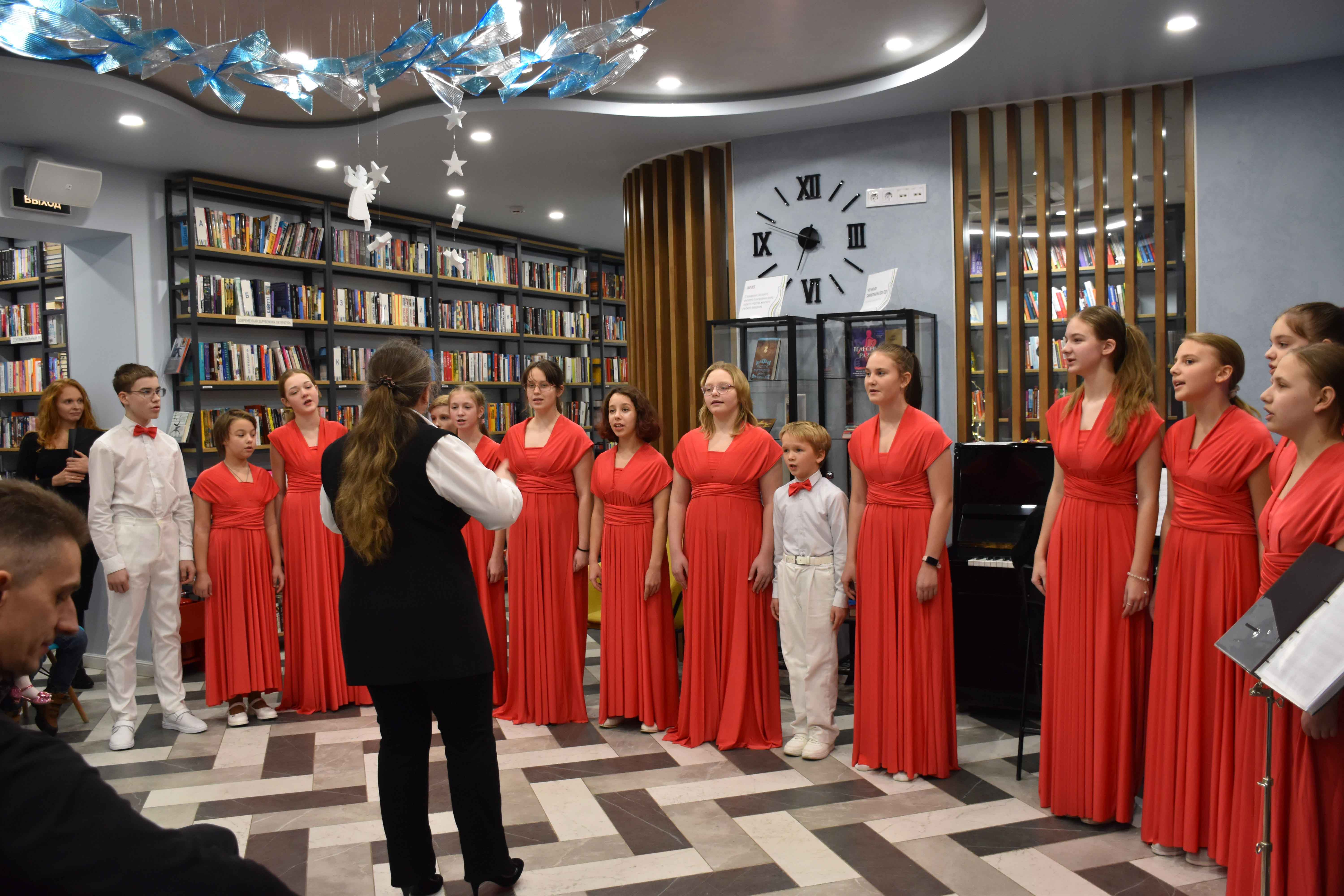 Постер для новости &laquo;Новогодний концерт хора «Весна» в библиотеке на Карповке&raquo;