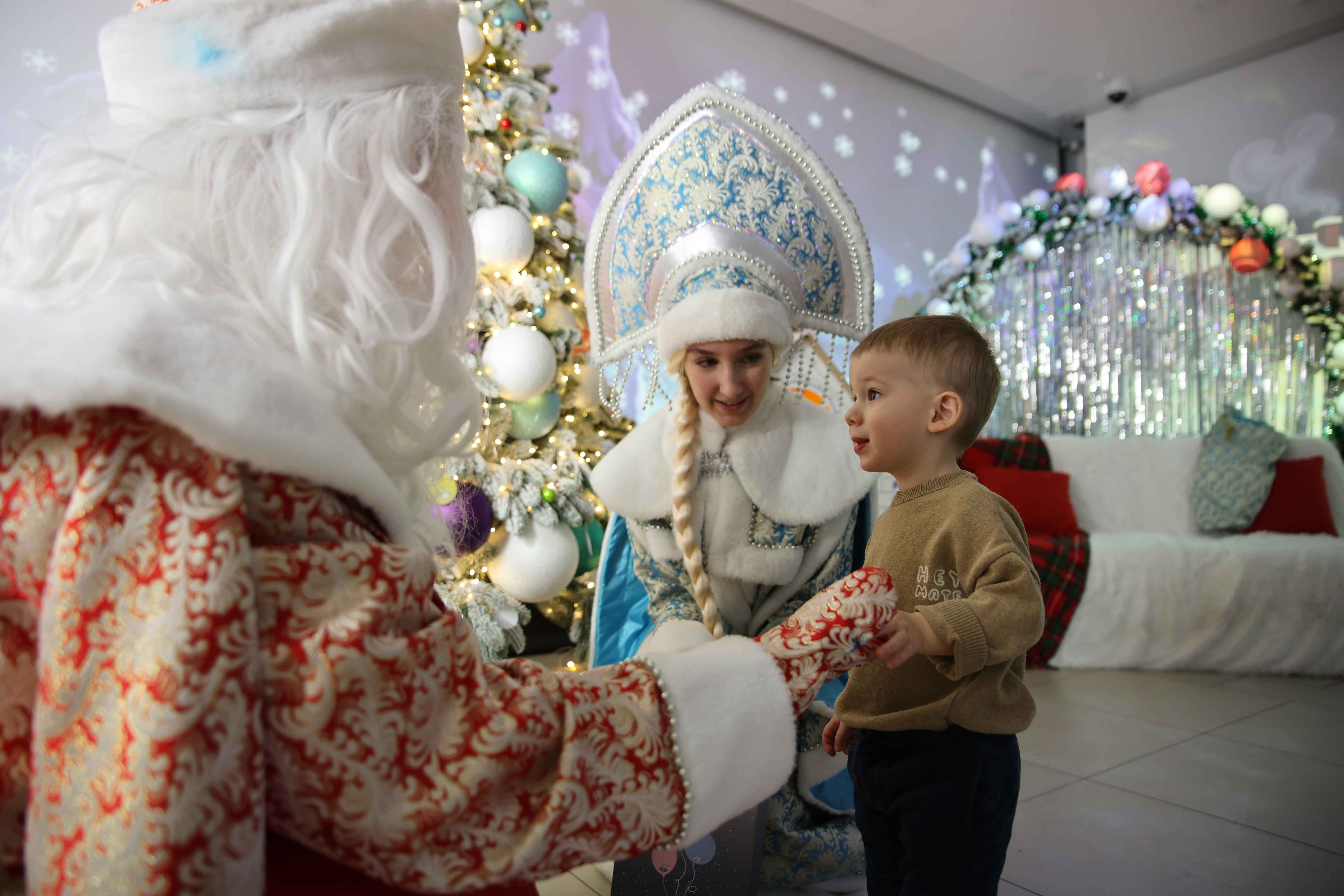 Постер для новости &laquo;В Библиотеке книжных героев прошла Резиденция Деда Мороза и Снегурочки&raquo;