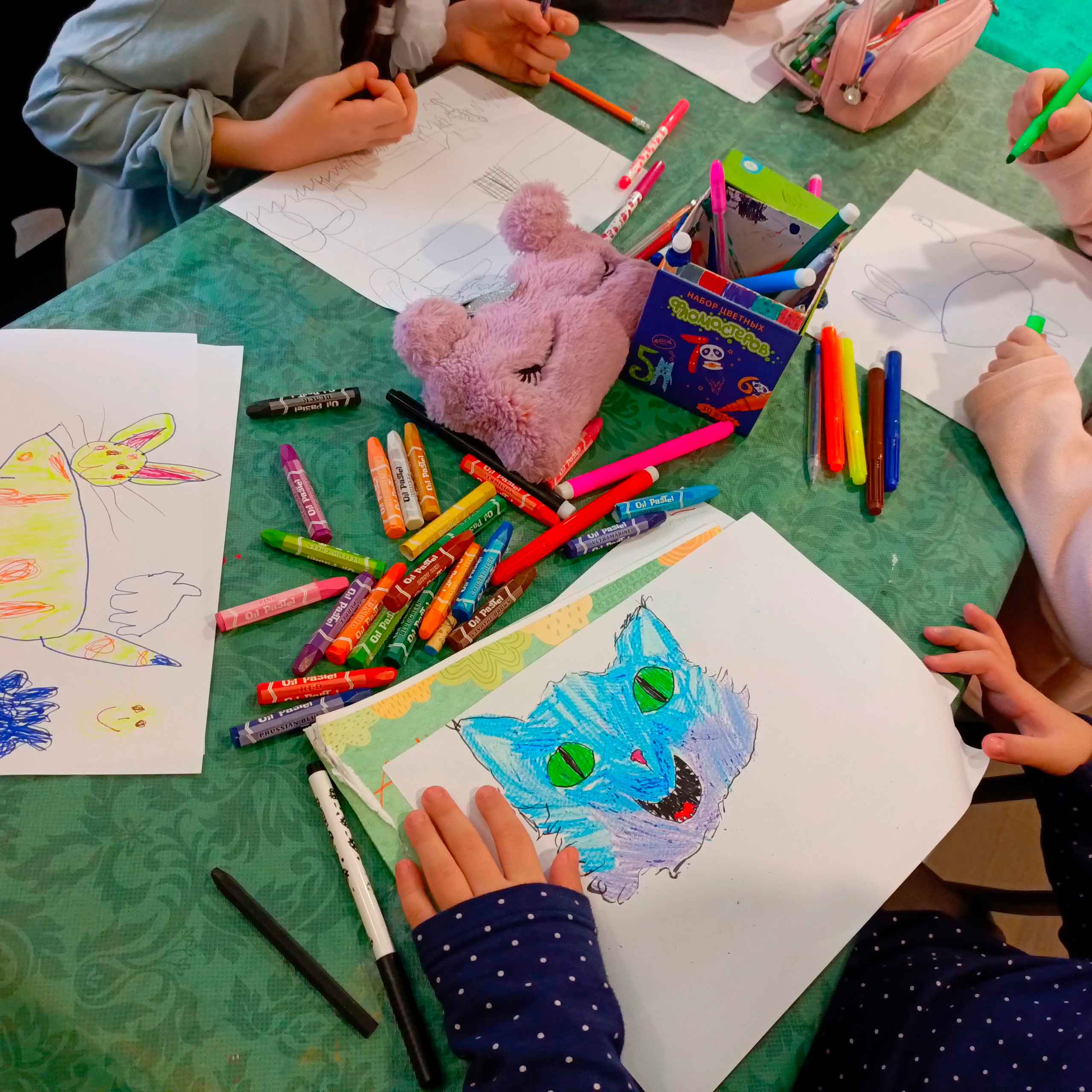 Постер для новости «В библиотеке Кировских островов прошёл мастер-класс по арт-терапии»