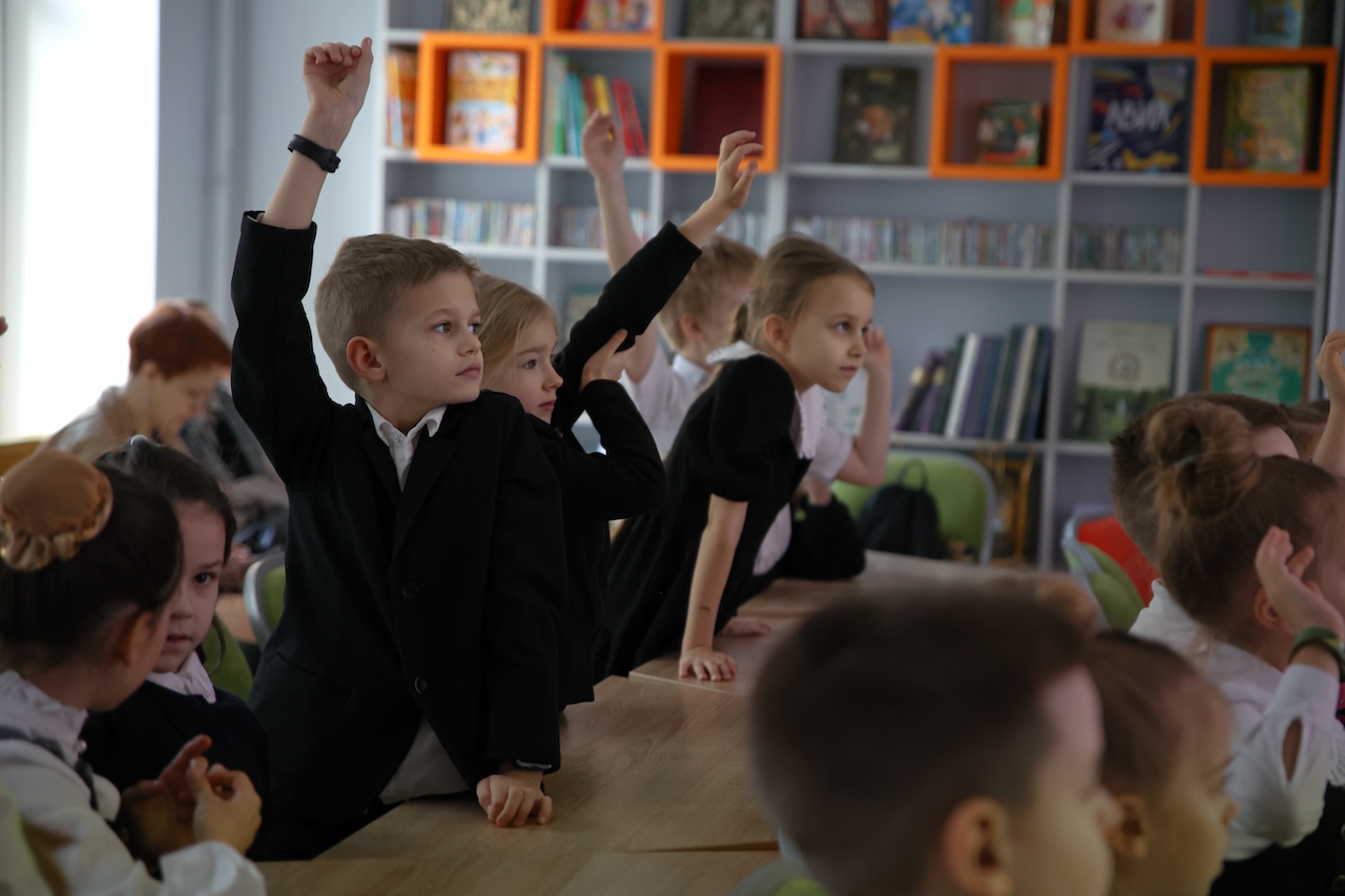 Постер для новости «В Библиотеке книжных героев состоялась презентация онлайн-игры по Санкт-Петербургу»