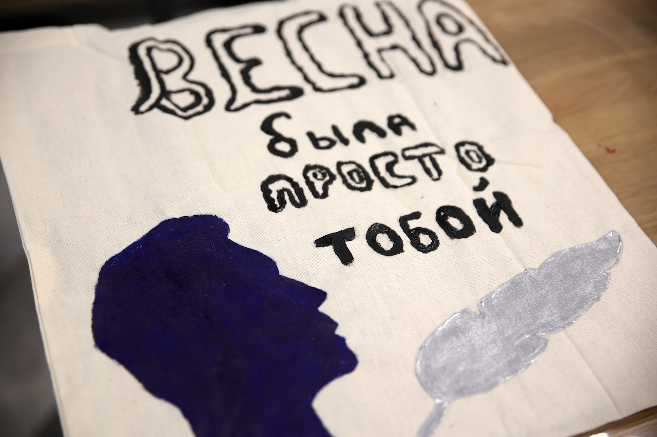 Постер для новости &laquo;Мастер-класс по росписи шоперов в честь 135-летия Бориса Пастернака «Так начинают жить стихом»&raquo;