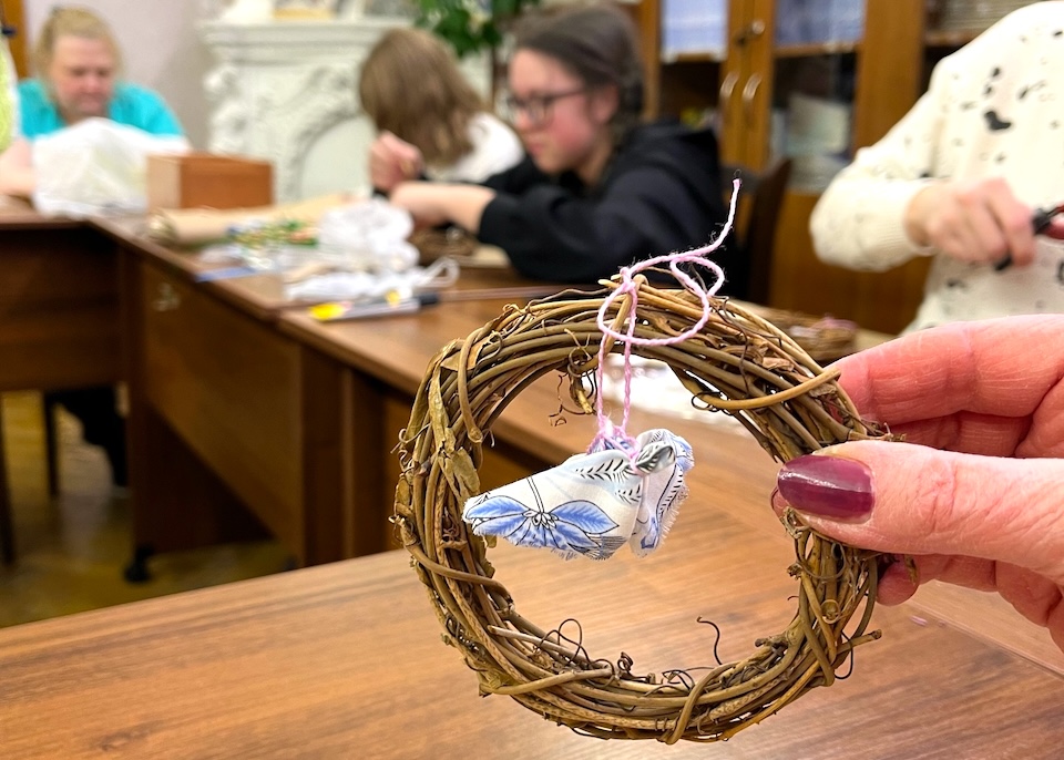 Постер для новости &laquo;Читатели библиотеки научились делать народный обережный венок&raquo;