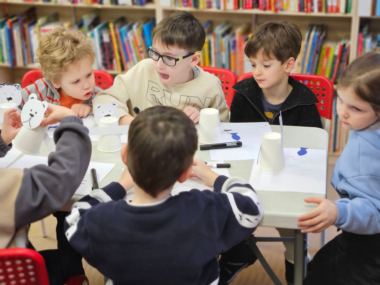 Постер для новости «Юные читатели смастерили мишек ко Дню полярного медведя»