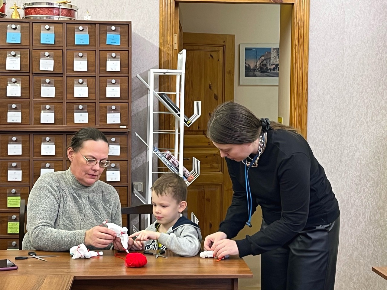 Постер для новости &laquo;Читатели библиотеки сделали для себя куклу-радость&raquo;