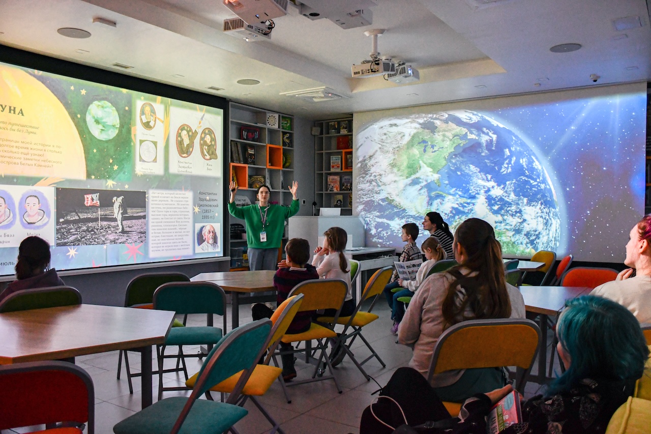 Постер для новости &laquo;В Библиотеке книжных героев разгадывали загадки Солнечной системы&raquo;