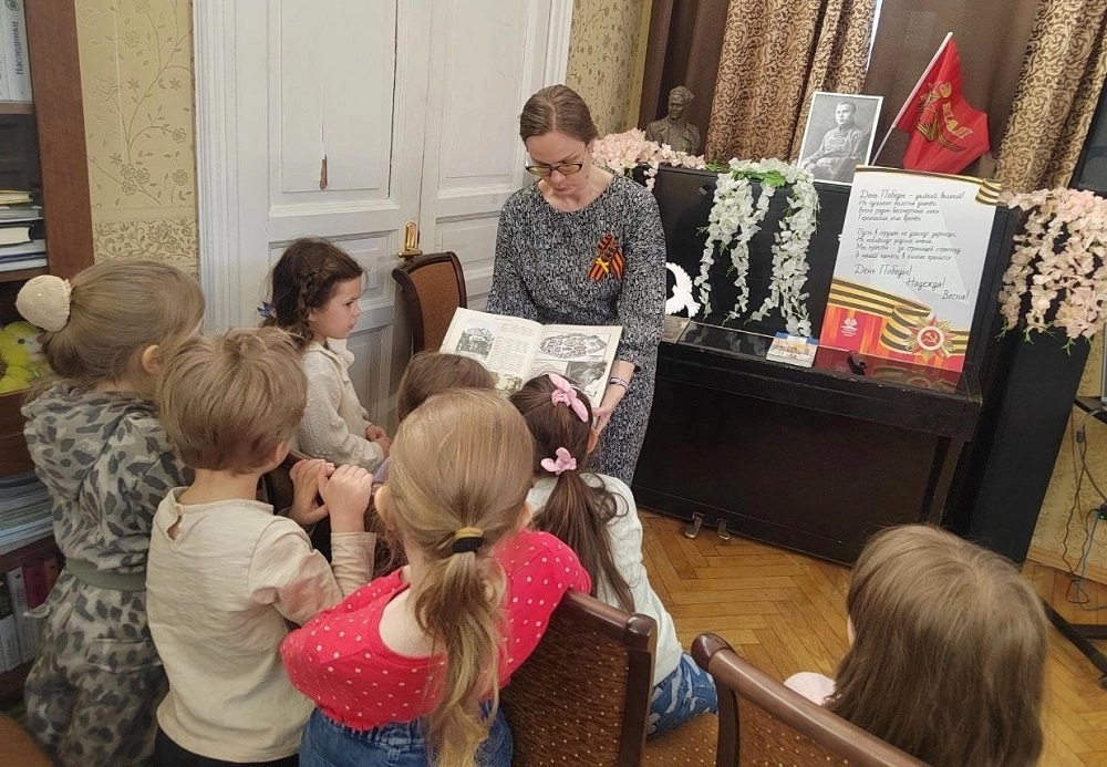 Постер для новости &laquo;Юным читателям показали «Мгновения блокадной библиотеки»&raquo;