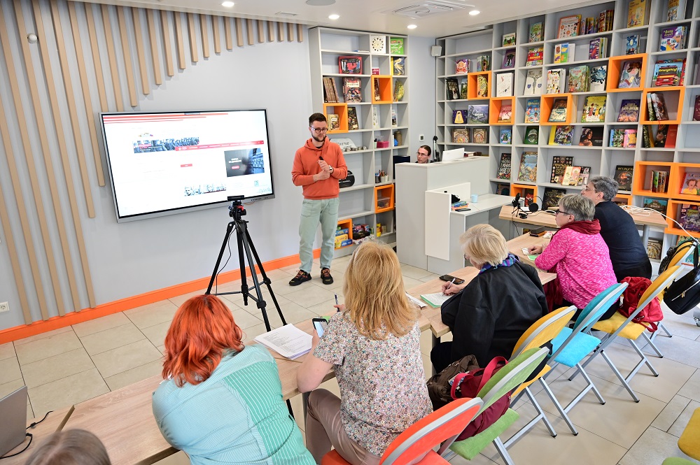 Постер для новости «В Библиотеке книжных героев прошла завершающая встреча Генеалогической мастерской «Фамилия»»
