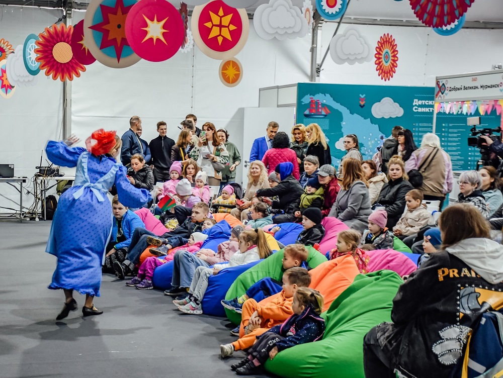 Постер для новости &laquo;Юбилейный Книжный салон: Библиотеки Петроградской стороны в центре событий&raquo;