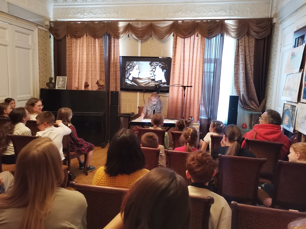 Постер для новости &laquo;Лето в Юношеской библиотеке имени А.П. Гайдара началось с творчества&raquo;