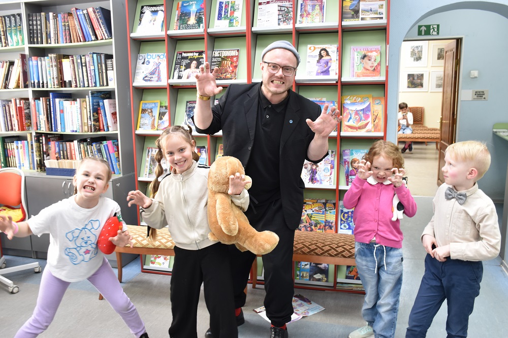 Постер для новости ««Театральные каникулы» раскрыли детям и родителям тайны театра»