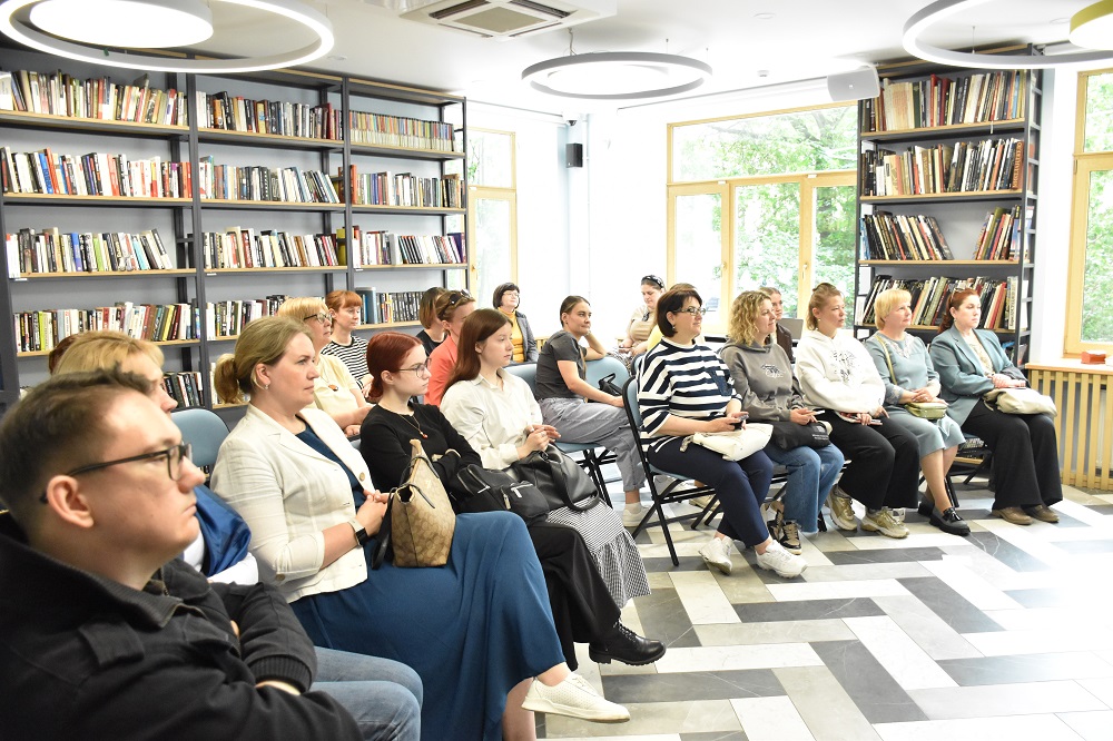 Постер для новости «Библиотека на Карповке поделилась опытом с коллегами из детских библиотек Петербурга»