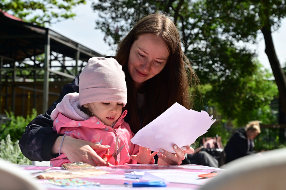 Постер для новости &laquo;Новый сезон Летнего читального зала стартовал в Ленинградском зоопарке&raquo;