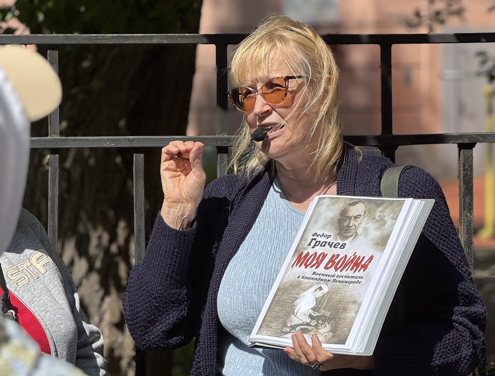 Постер для новости &laquo;Здесь красный крест и белые халаты&raquo;