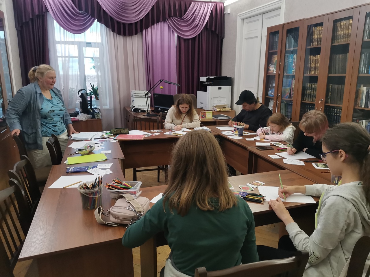 Постер для новости «Лето продолжается: рисуем волшебные цветы и изучаем легенды»