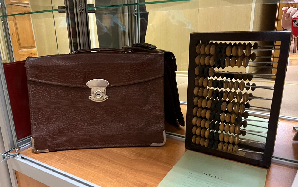 Постер для новости «В Юношеской библиотеке открылась выставка редких школьных принадлежностей»