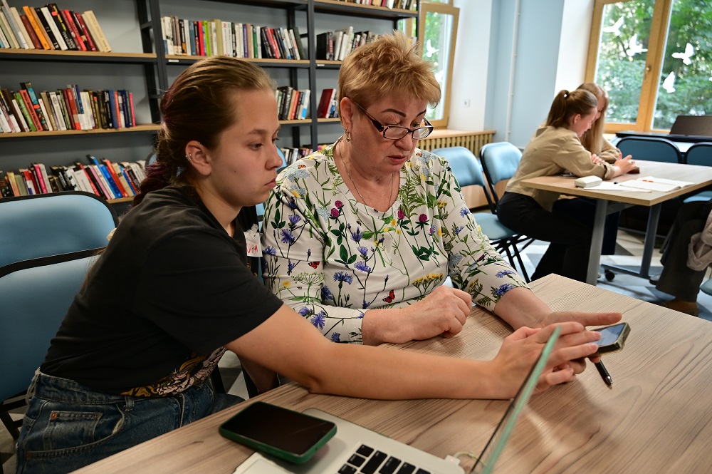Постер для новости &laquo;Цифровая помощь для старшего поколения в Библиотеке на Карповке&raquo;